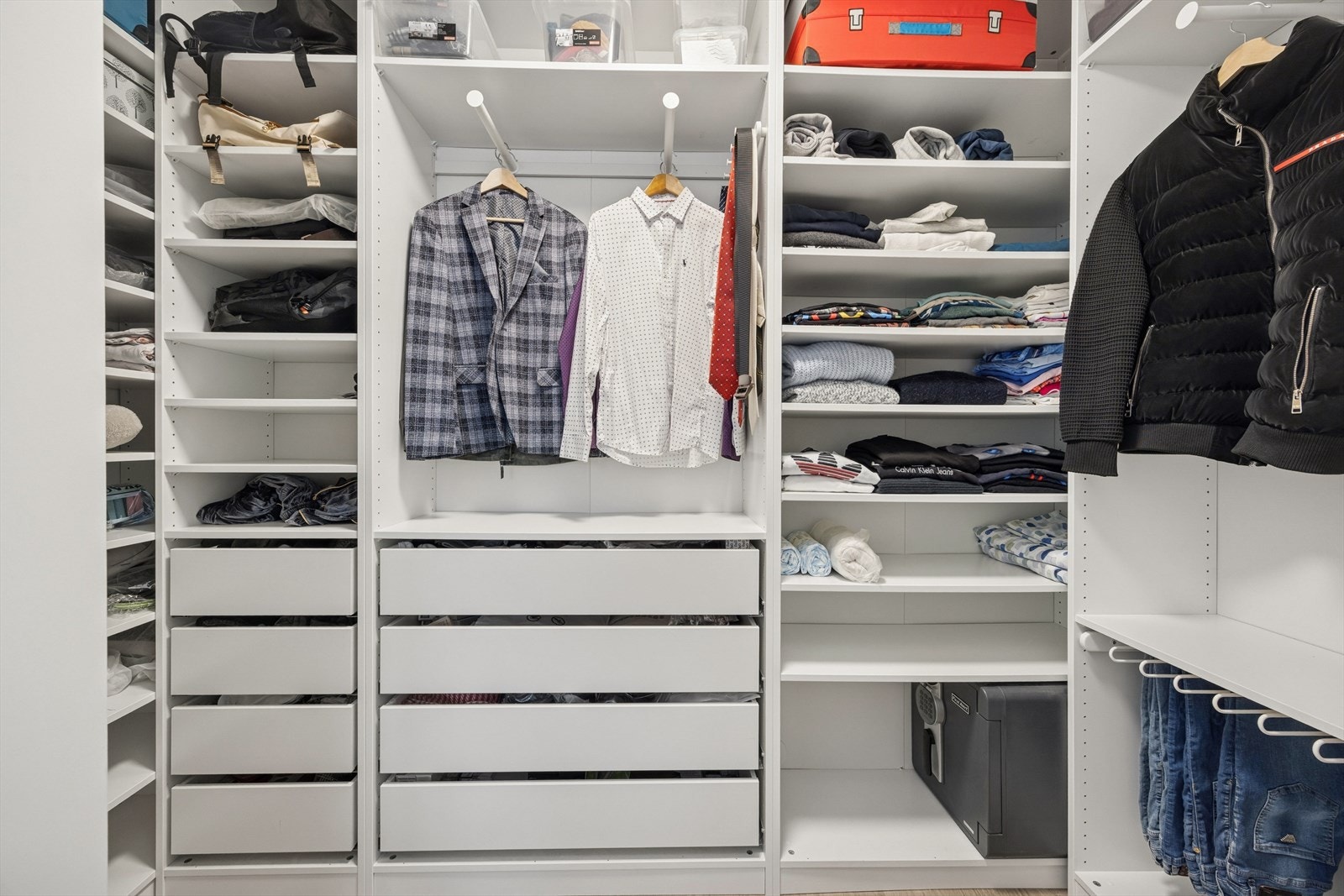 Soverommet har et eget "Walk-in closet" med god klær. Galleribilde