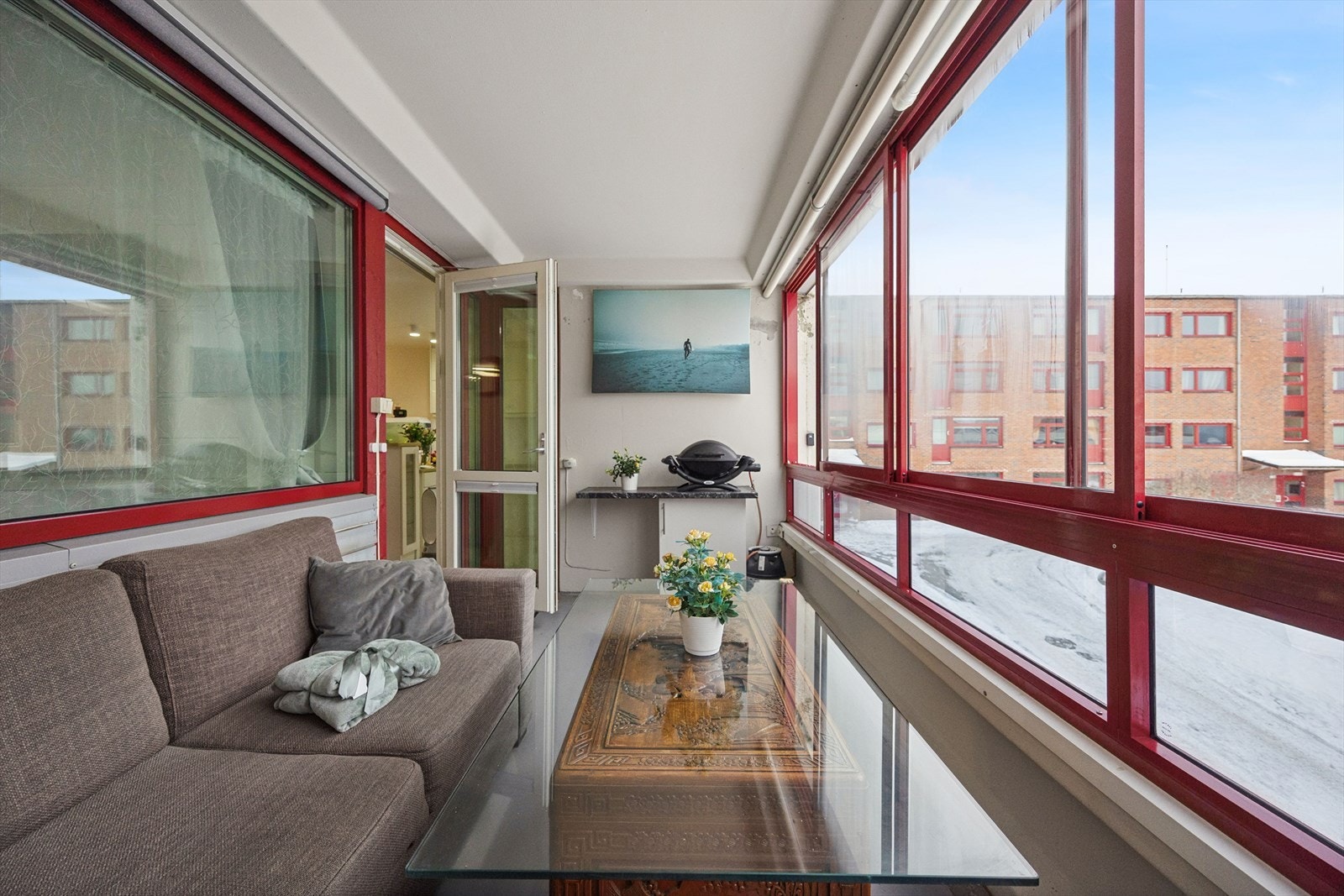 Balkongen er overbygget, og god plass til sittegruppe etter eget ønske og behov. Galleribilde