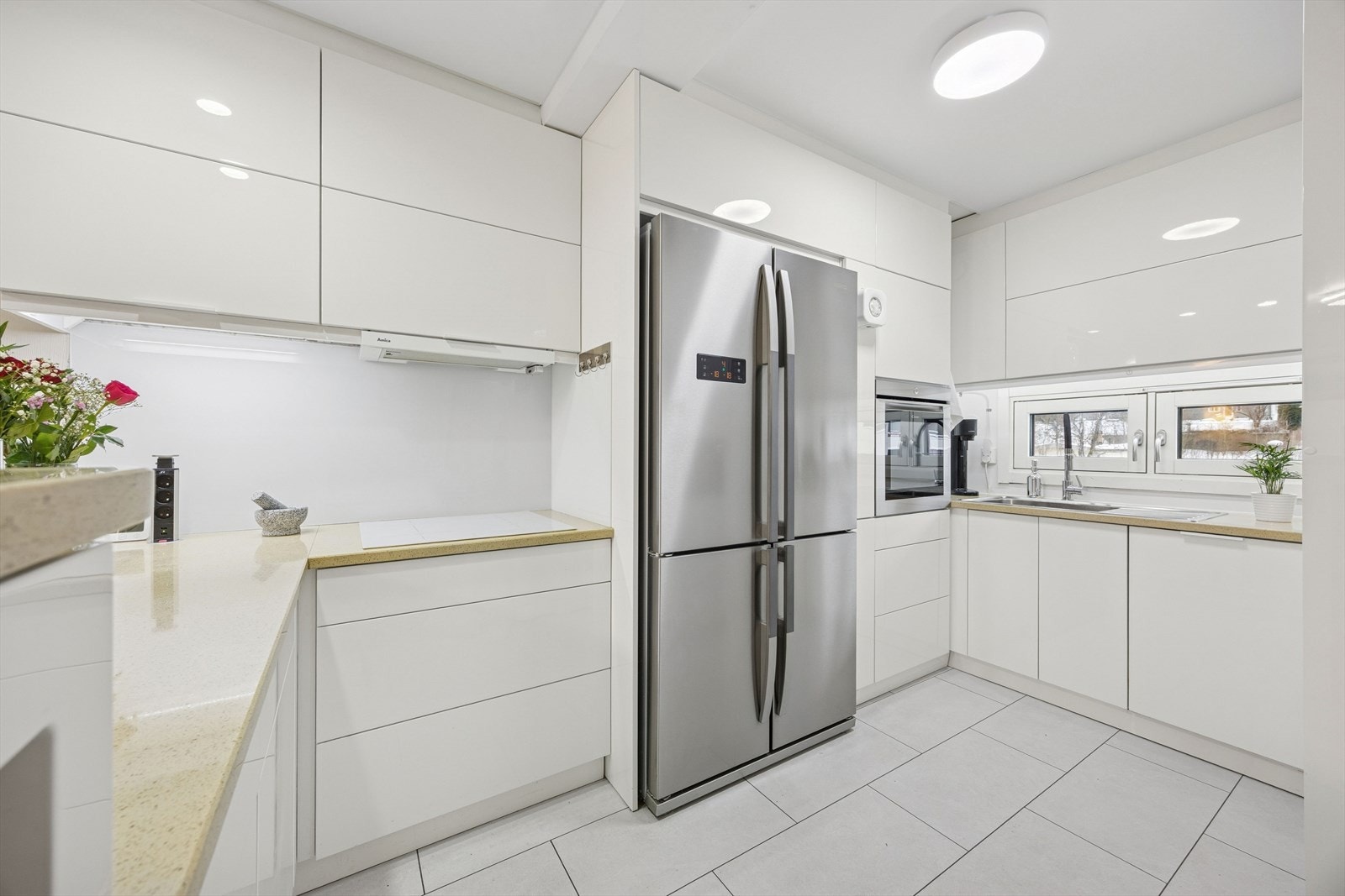 Ekslusiv benkeplate i steinkompositt. Galleribilde