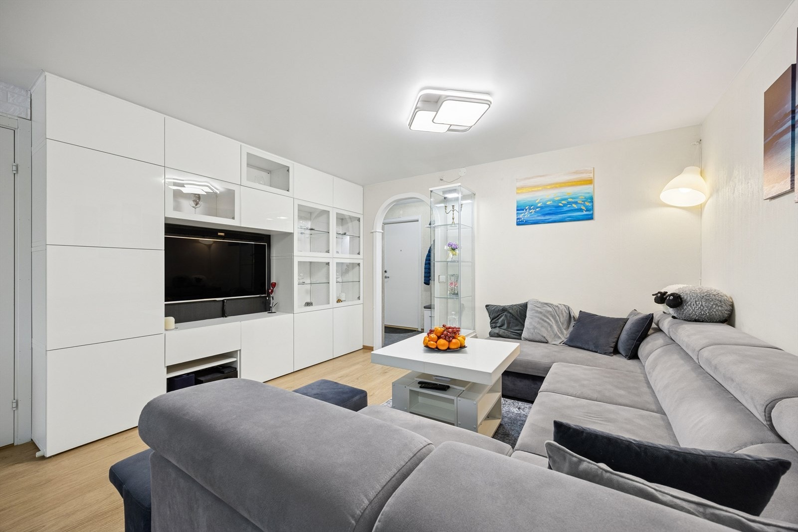 Delikat og romslig stue med gode møbleringsmuligheter og naturlige soner for sofagruppe, mediebenk og spiseplass. Galleribilde