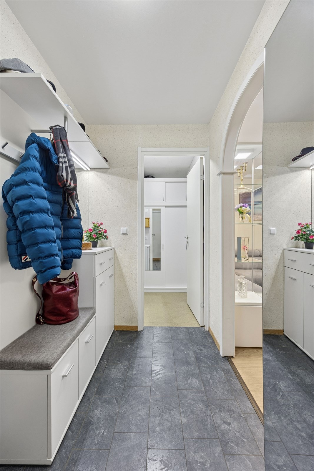 Her er det god plass til å sette fra seg sko og henge fra seg yttertøy. Galleribilde