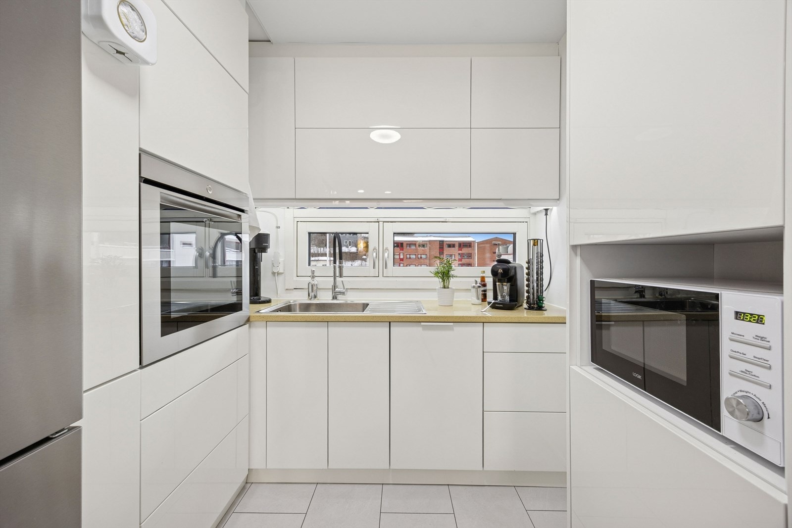 Kjøkkenet er utstyrt med følgende hvitevarer: kjøl/frys, platetopp, micro, stekeovn, oppvaskmaksin og kjøkkenventilator. Galleribilde