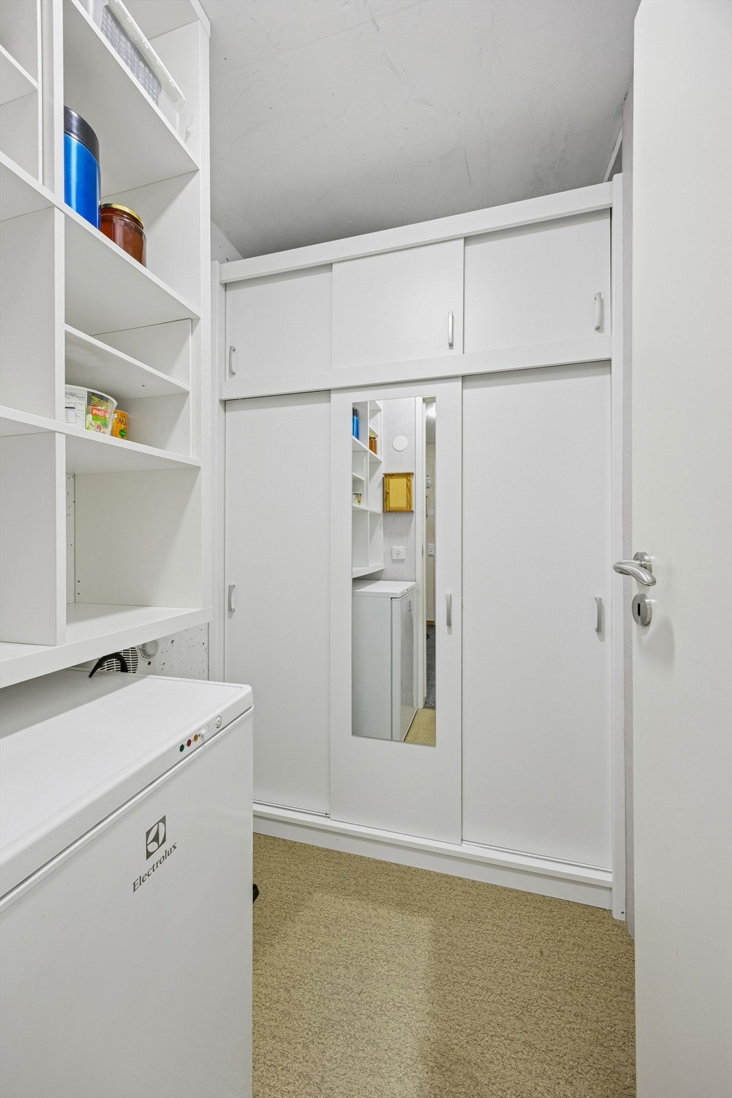 Fra entréen er det adkomst til et rom som i dag brukes som innvendig bod Rommet egner seg også godt som omkledningsrom med god oppbevaringsplass. Galleribilde