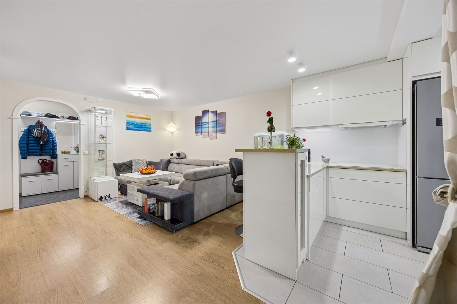 Stuen fremstår lys og trivelig, og fungerer som et naturlig samlingspunkt i boligen, både til sosialt samvær og avslapning. Galleribilde