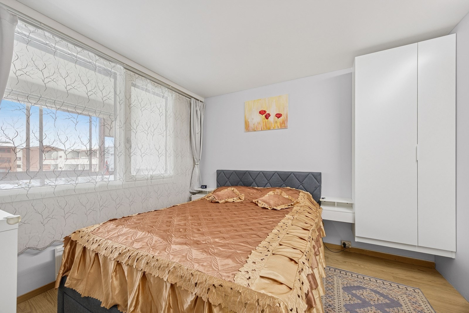 Leiligheten har et lyst og innbydende soverom som vender ut mot rolige fellesarealer. Galleribilde