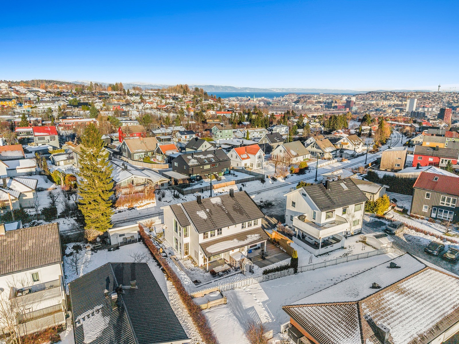 Eiendommen ligger fint til på Byåsen nært Rognheim stasjon. Trikken tar deg til på sentrum på ca 10min, og tar du den opp mot marka er du på Lian på ca 10min. Galleribilde