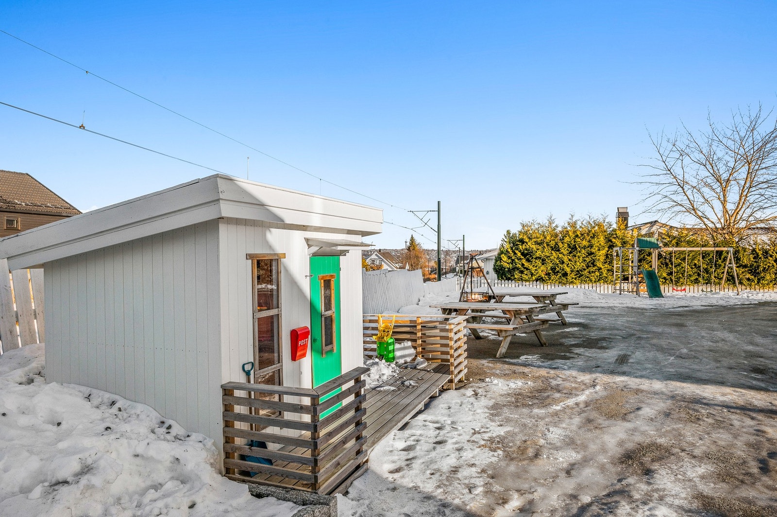 På fellesarealet er det god boltreplass, og det er både en dukkestue, og en felles redskapsbod. Galleribilde