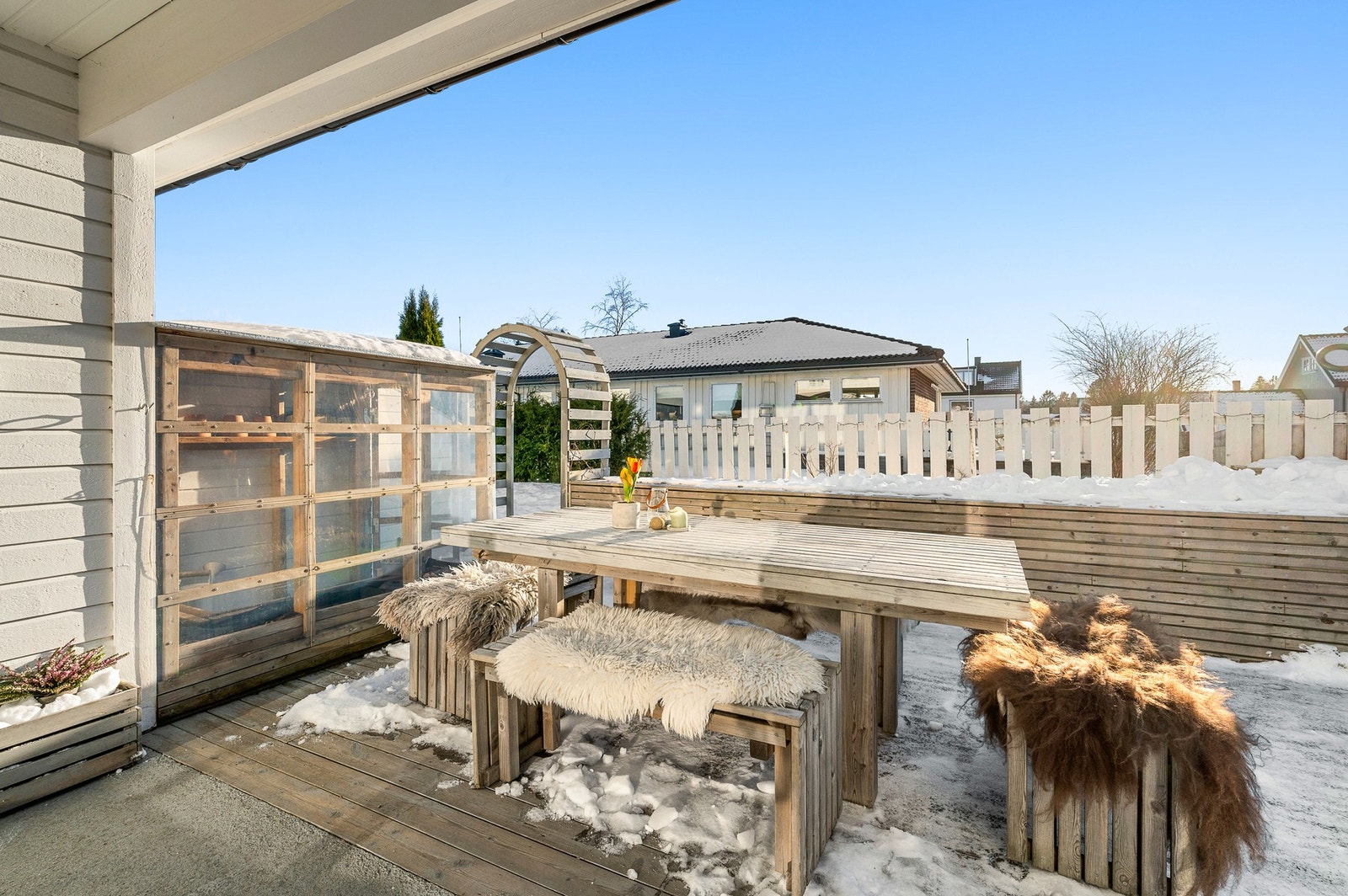 Terrassen har gode solforhold, med lang solgang fra formiddag til kveld. Den flotte sittegruppen kan medfølge i handelen om ønskelig. Galleribilde