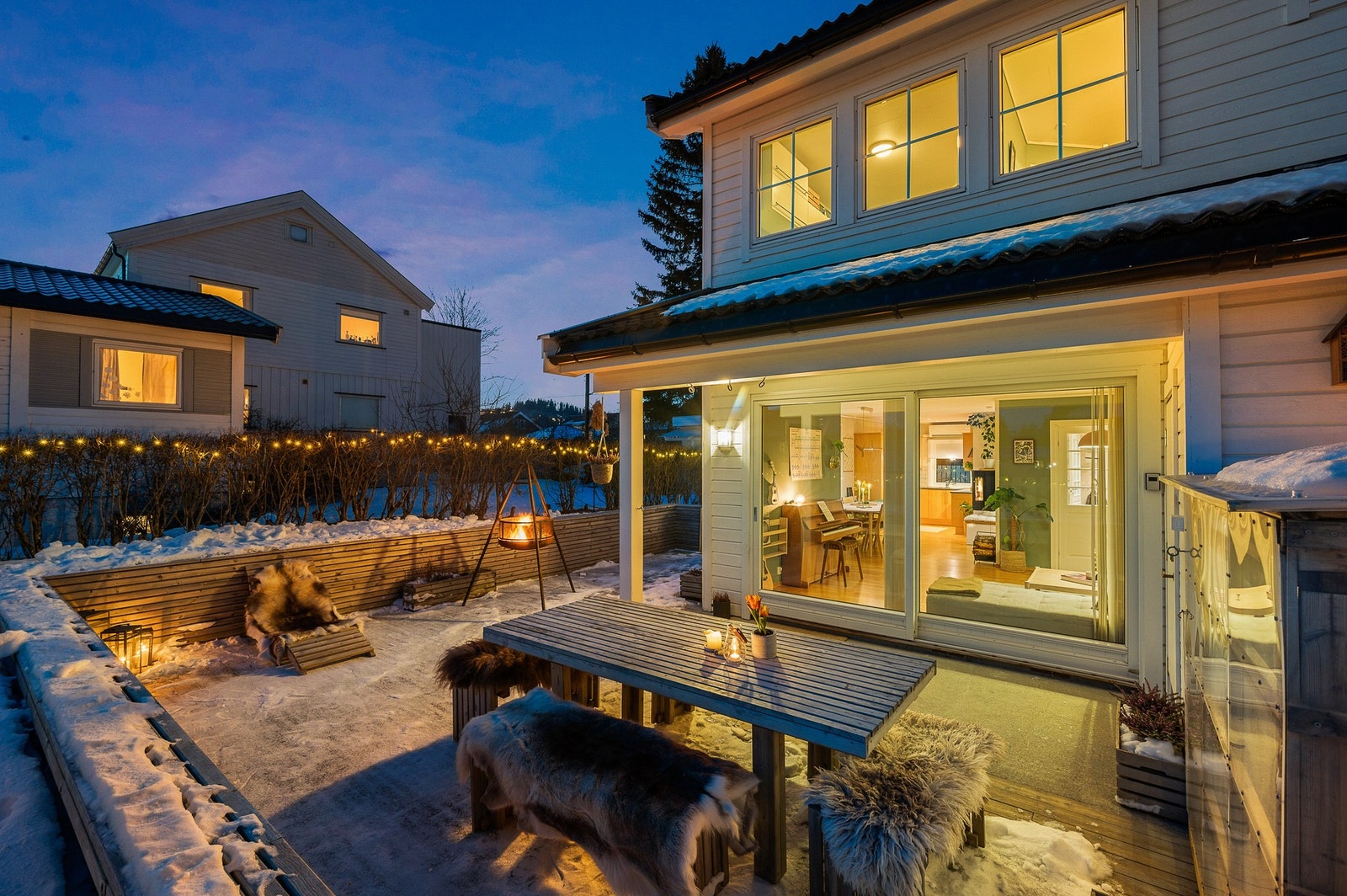 Super terrasse av god størrelse med sol fra morgen til kveld - fasader ble malt i 2020. Galleribilde