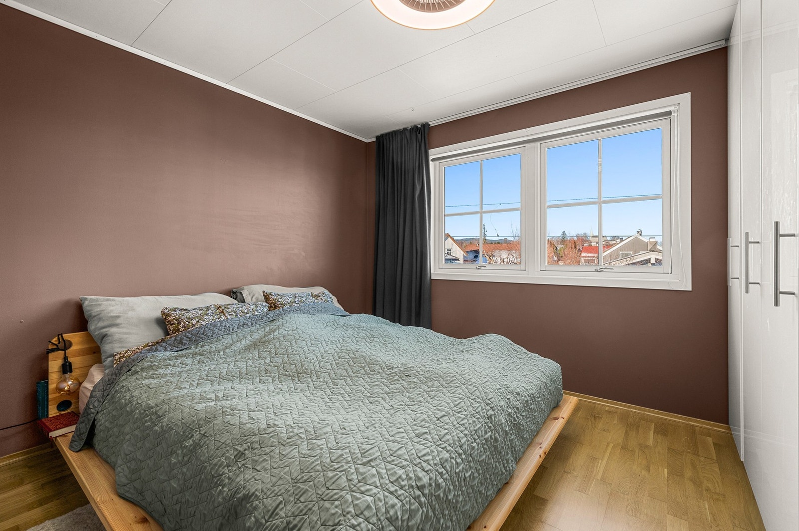 Flott og romslig hovedsoverom på ca 12m2 Galleribilde