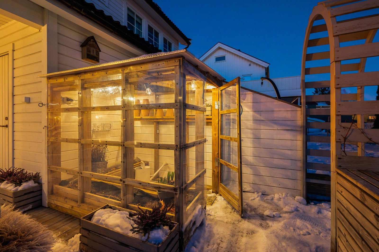Flott drivhus med strøm og veggmontert varmeovn (frostvakt). Galleribilde