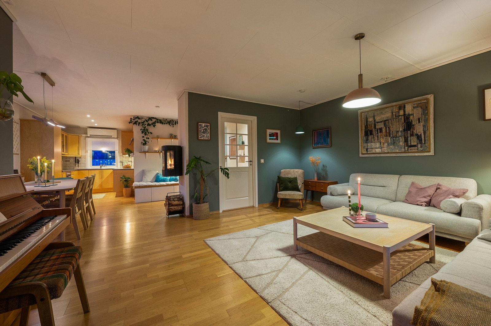 Åpen løsning mellom kjøkken og stue - rommet er totalt ca 39m2 - effektiv vegghengt peisovn sentralt i rommet for god oppvarming. Galleribilde