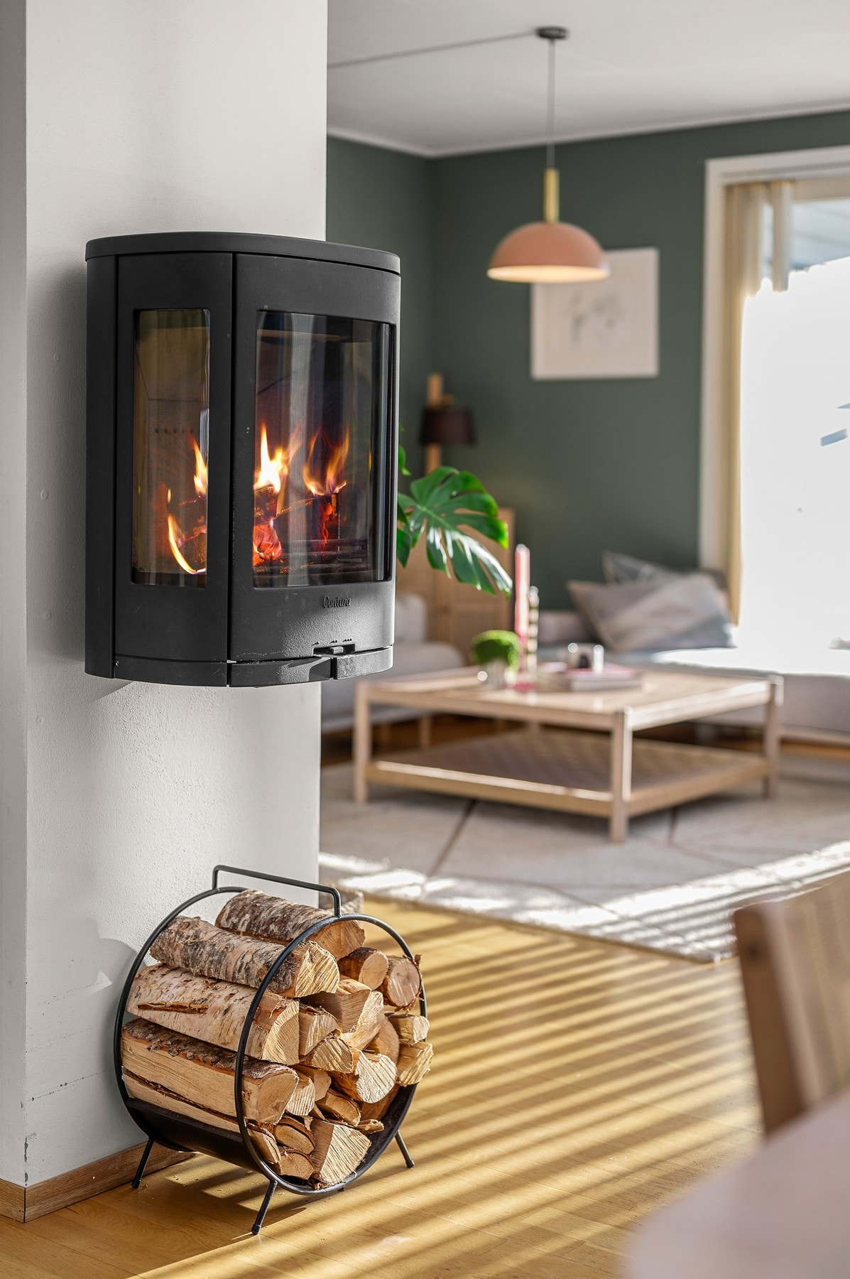 Den effektive peisovnen varmer godt på kalde vinterdager. Galleribilde