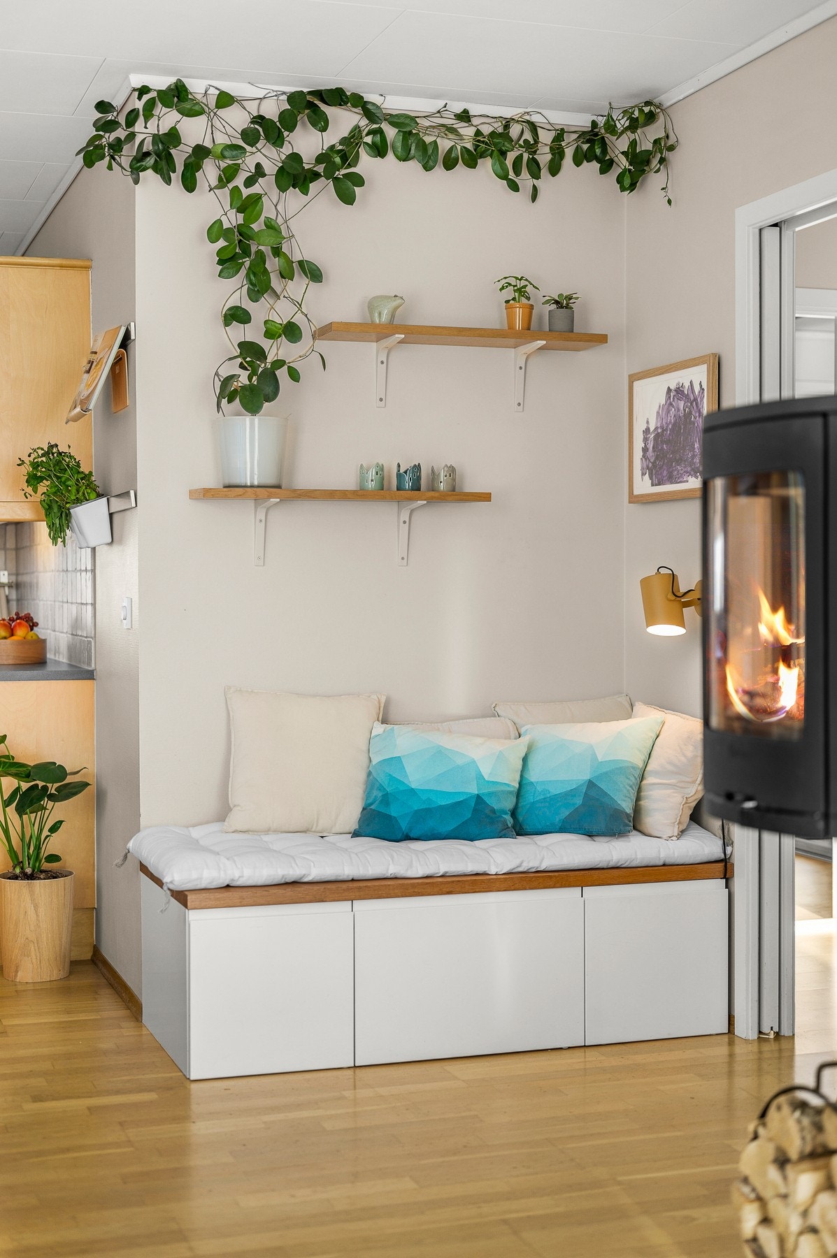 Koselig lesekrok mellom stua og kjøkkenet - praktisk benk med nyttig oppbevaring. Galleribilde