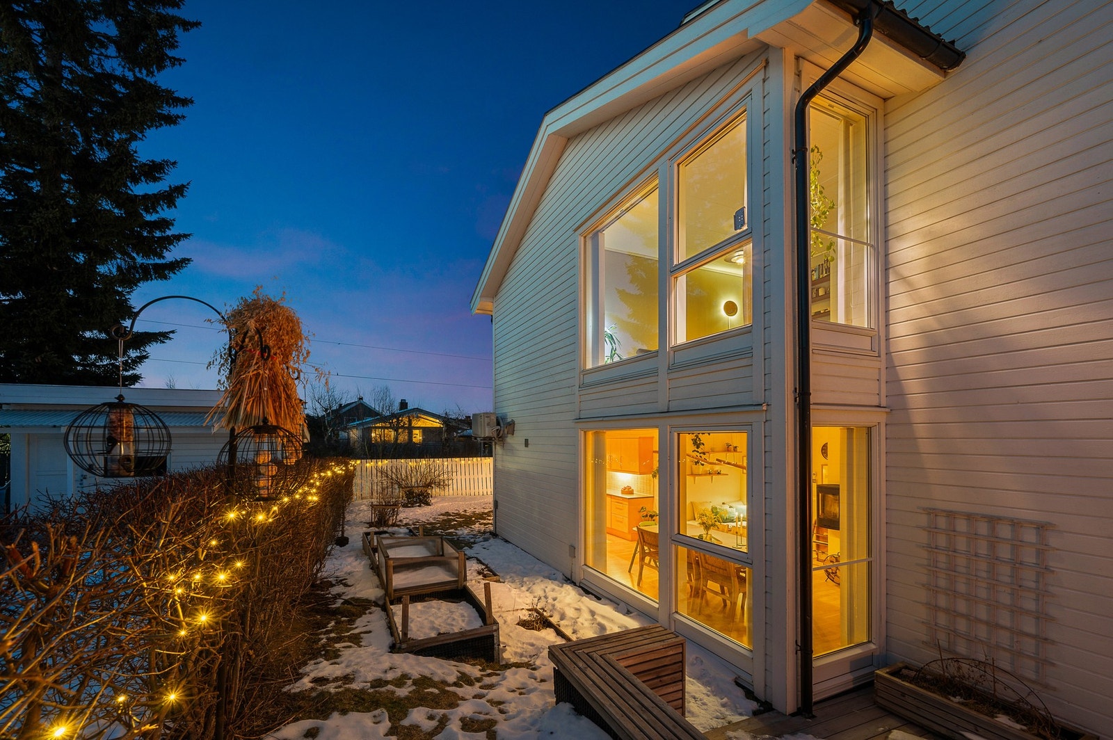 Den tette hekken skjermer svært godt på sommeren. Galleribilde