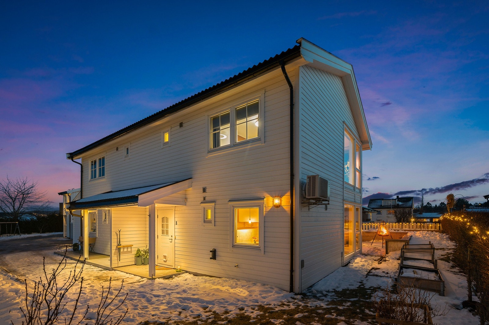 Flott inngangsparti med bl.a. utekran. Det er i tillegg bygd flere plantekasser, som har rik beplantning på sommeren, med både blomster og urter. Det er plantet pæretre foran huset, langs hekken er det plantet rips- og solbærbusk, rabarbra og stikkelsbær. Galleribilde