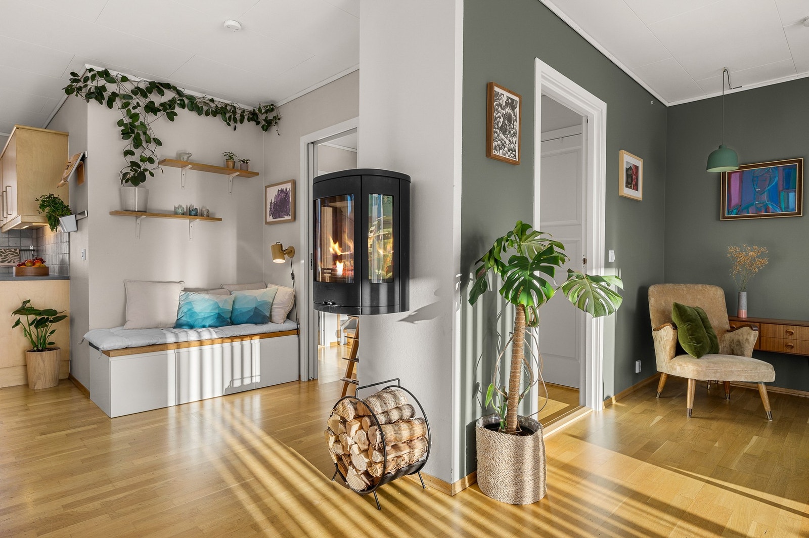 Peis med glass mot alle sittegrupper i rommet. Galleribilde