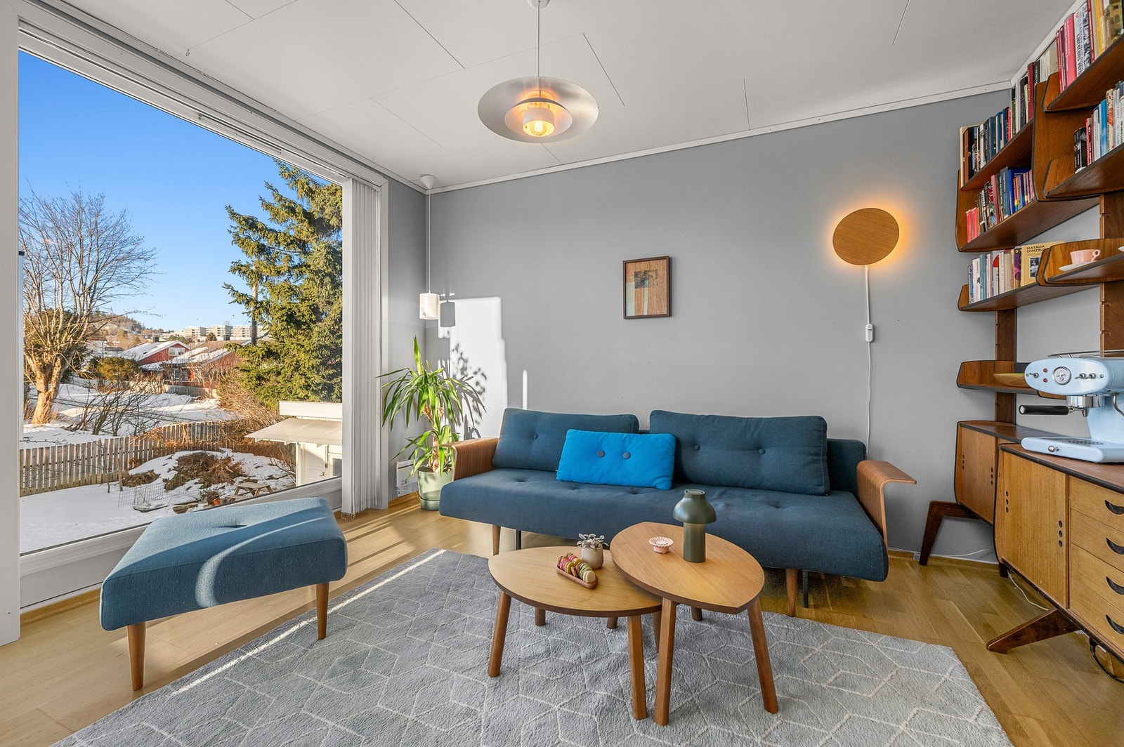 Stort soverom på 12,5m2 i 2 etasje, et fleksibelt rom som dagens eier har benyttet som ekstra stue/arbeidsrom/gjesterom. Galleribilde