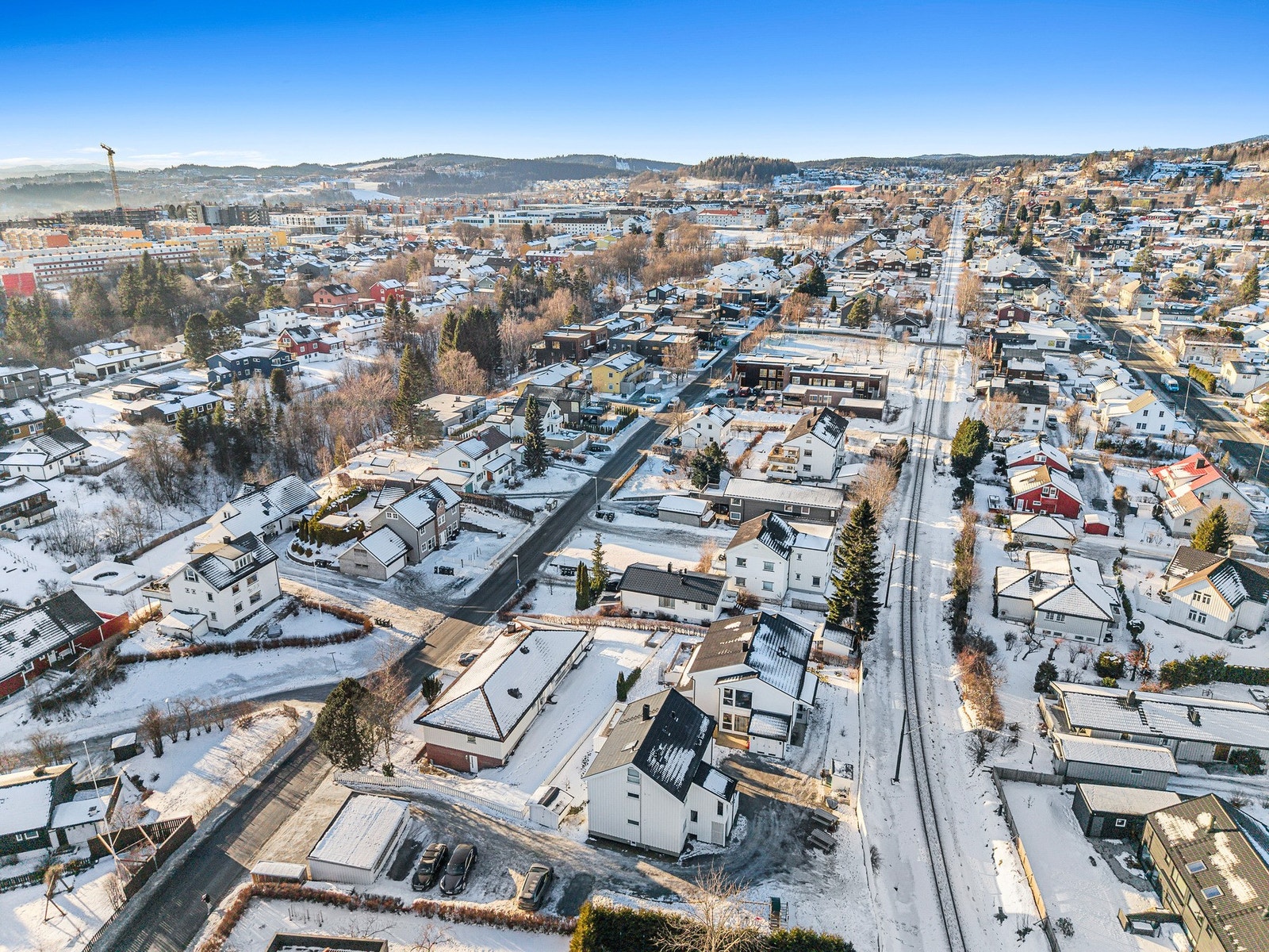 Få minutters gange til Prix Rognheim (som planlegges utvidet), men også kort vei til Hallset med bl.a. 3T, Rema, apotek, Byåsen VGS m.m. Lenger opp i Skjermvegen ligger Skjermvegen aktivitetspark. Galleribilde