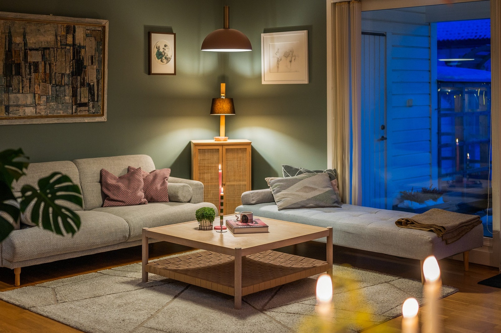 I tillegg til vedovn er det varmepumpe i 1 etasje, som gir enkel oppvarming og behagelig inneklima. Galleribilde