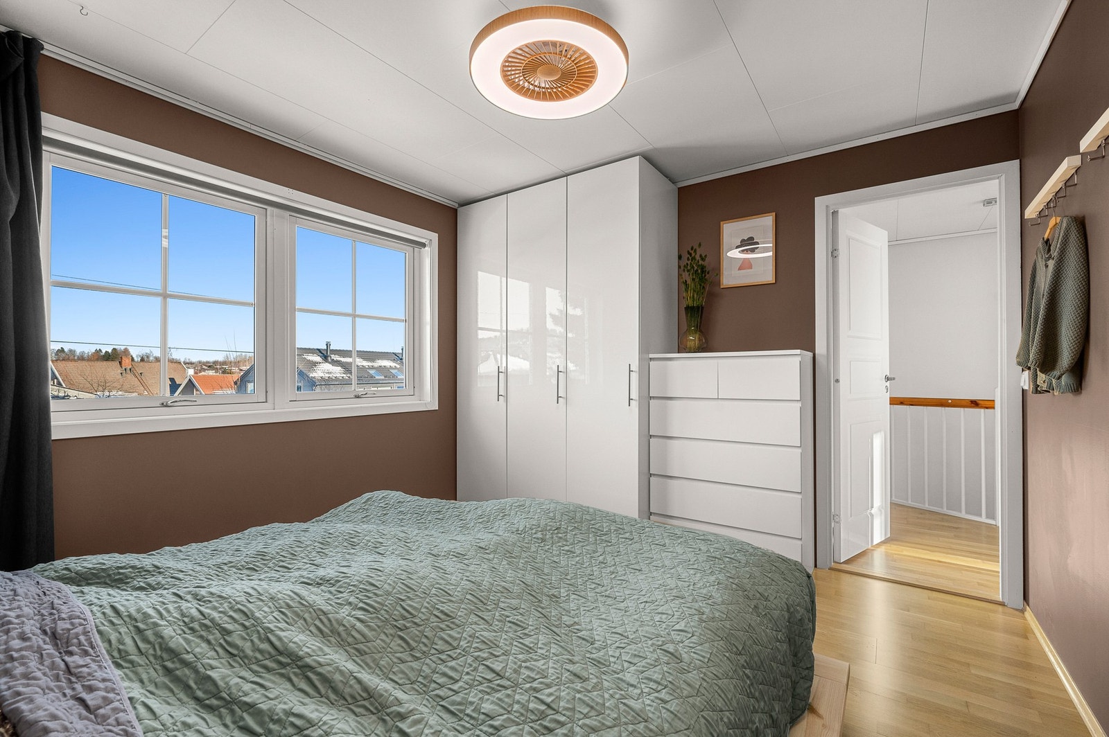 God garderobeplass på hovedsoverom. Lampe i tak har innebygd vifte, og fargetonene på lyset kan justeres. Galleribilde