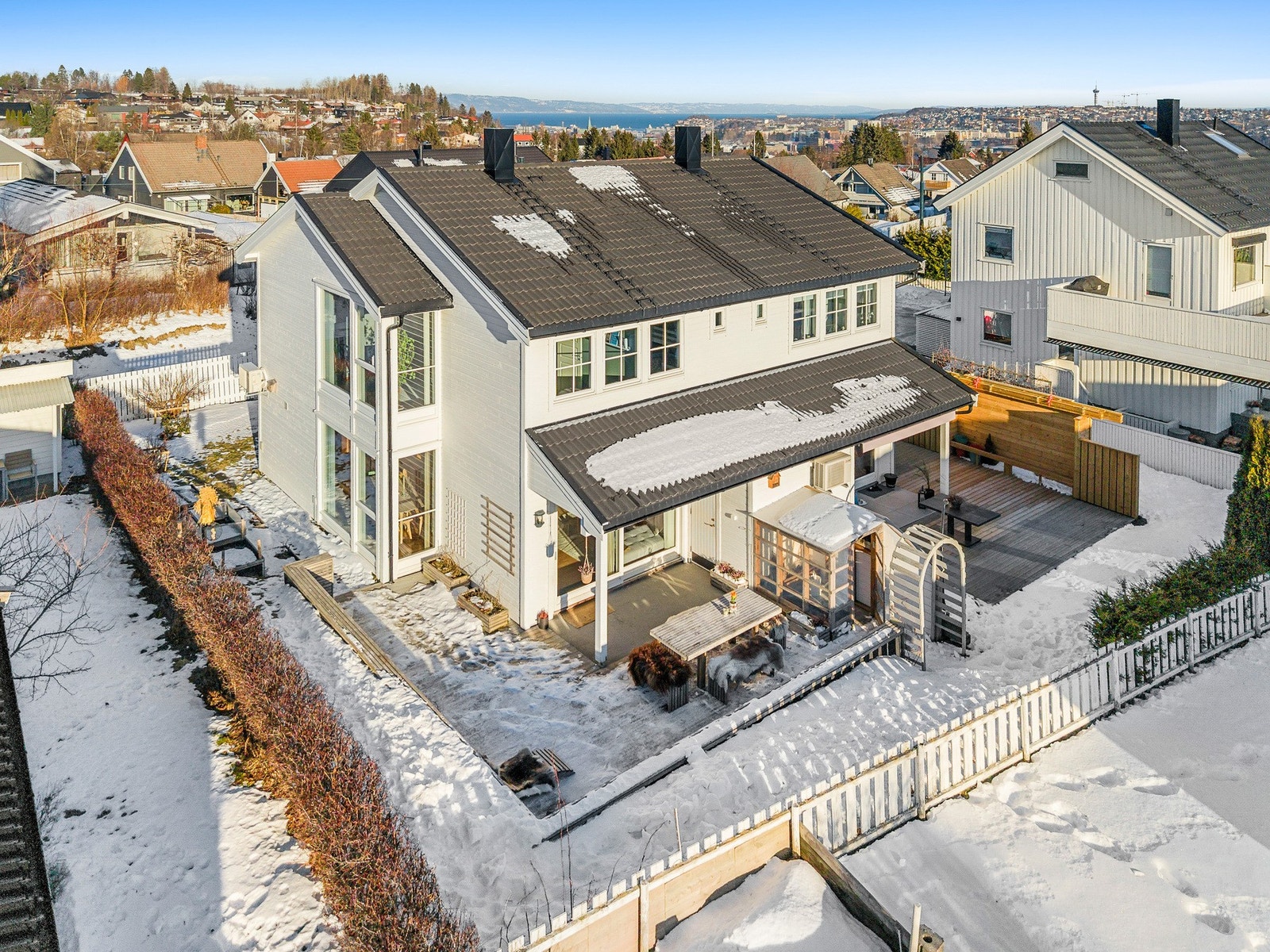 Boligen er organisert i et sameie med 4 enheter som deler på et felles tomteareal på 1428m2. Galleribilde