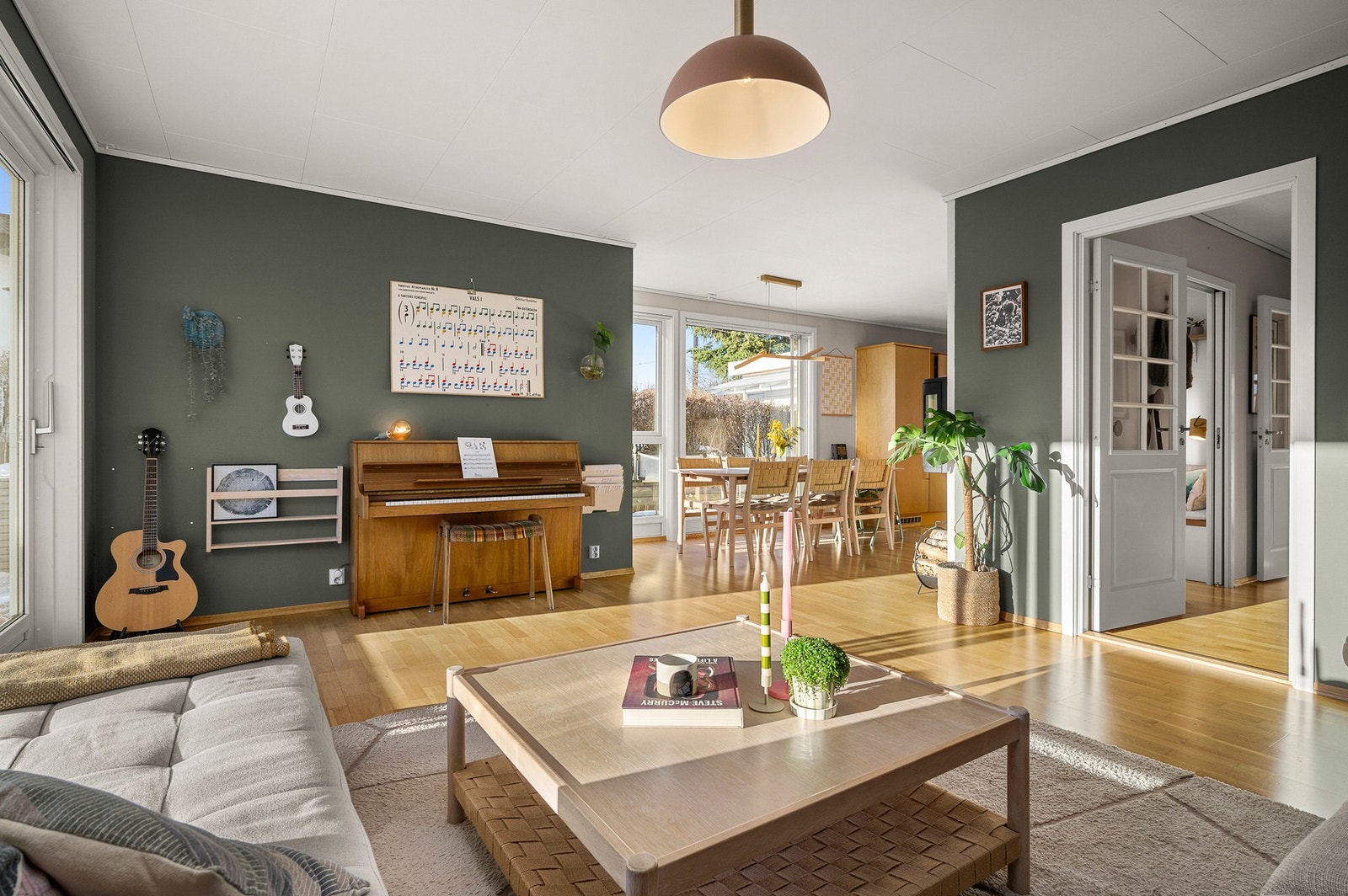 Flere store vinduer i 1 etasje sørger for godt gjennomlys, samtidig som huset er skjermet plassert - terreng og vegetasjon skaper en skjermet opplevelse til omkringliggende bebyggelse. Galleribilde