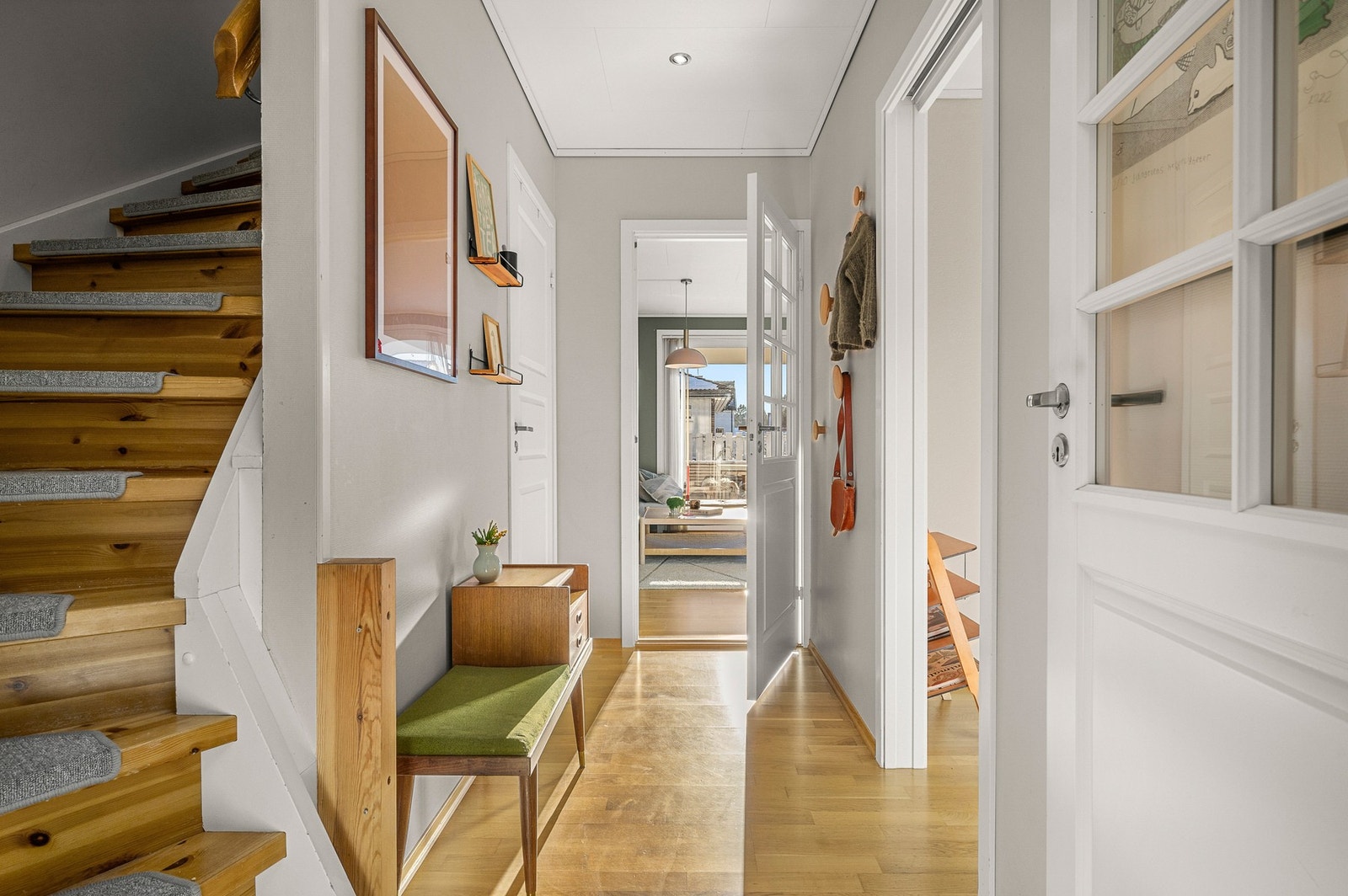 Gang mellom entre og stue/kjøkken, bod under trappen. Galleribilde