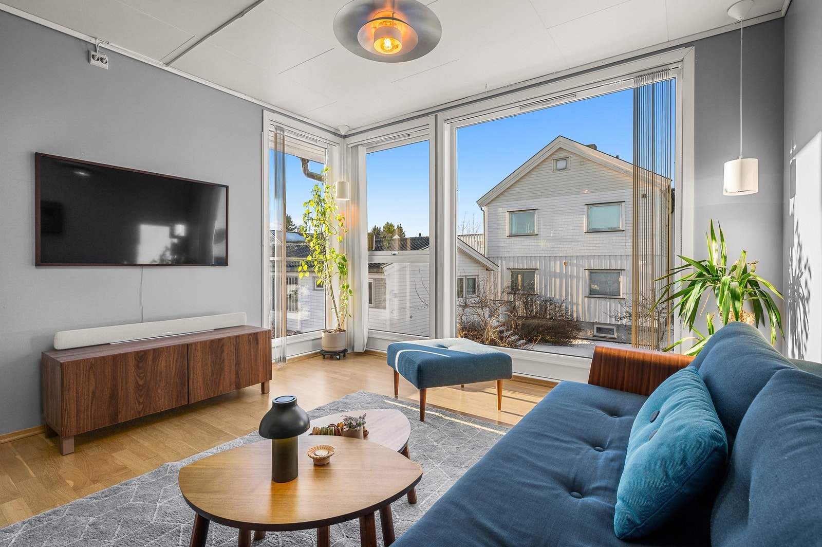 Fra stua i 2 etasje - godt lysinnslipp fra store vinduer mot sør/vest. Galleribilde