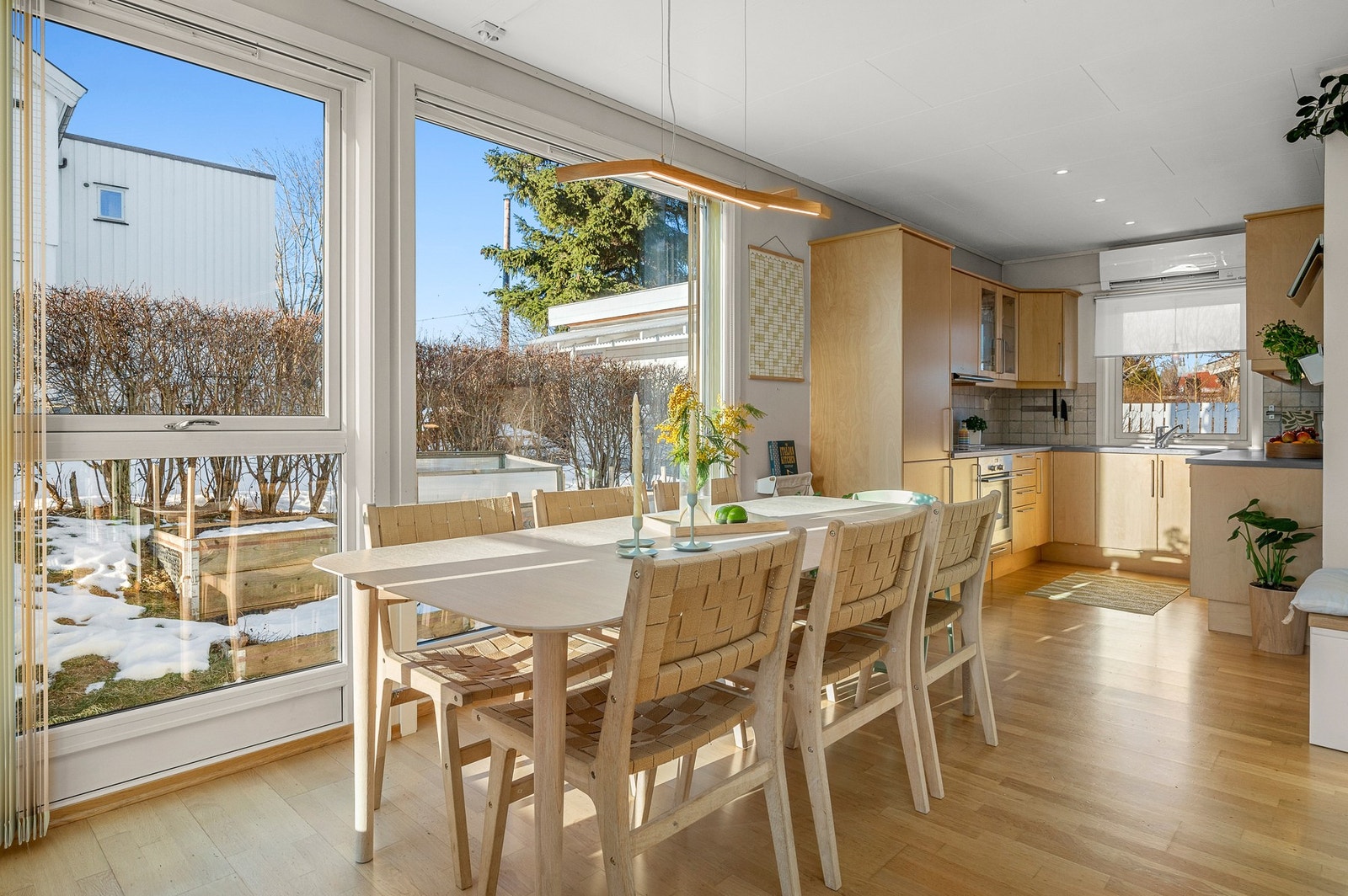 Flott spisestuedel som deler området mellom stua og kjøkkenet - masse lys fra de store vinduene! Galleribilde