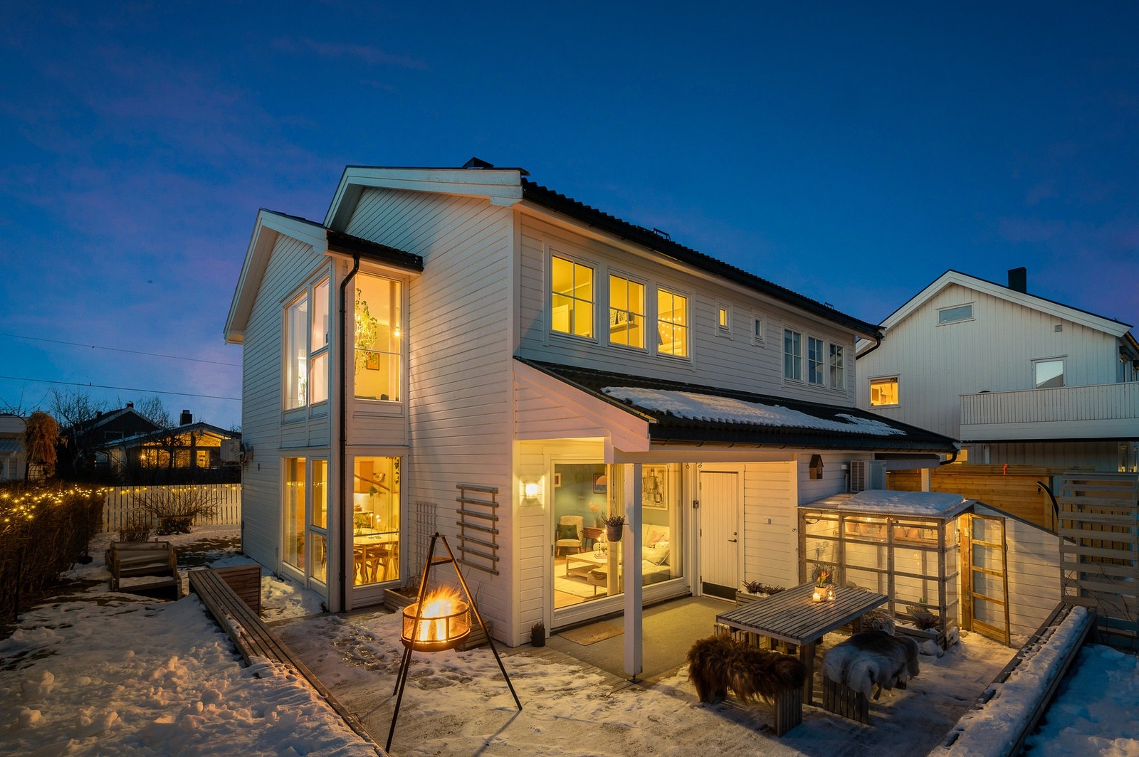 Terrassen har flere soner, og det er laget plantekasser i samme spiler som støttemuren er kledd med, i tillegg et plassbygd drivhus i tilknytning til terrassen. Galleribilde