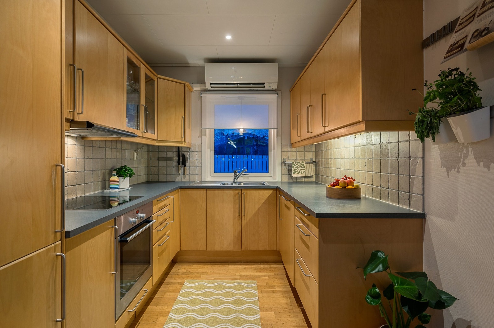 Kjøkkenet er fra byggeår og er vurdert til TG1 - her er det svært god oppbevaringsplass i skuffer og skap i innredning Marbodal. Hvitevarer fra Siemens. Galleribilde