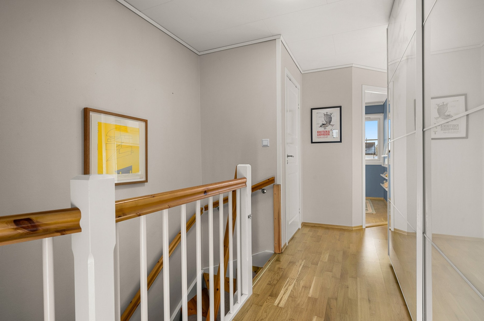 Stor skyvedørsgarderobe i gangen i 2 etasje, i tillegg en praktisk bod ved trappa. Det er også kaldloft med god lagringsplass over hele boligen. Galleribilde