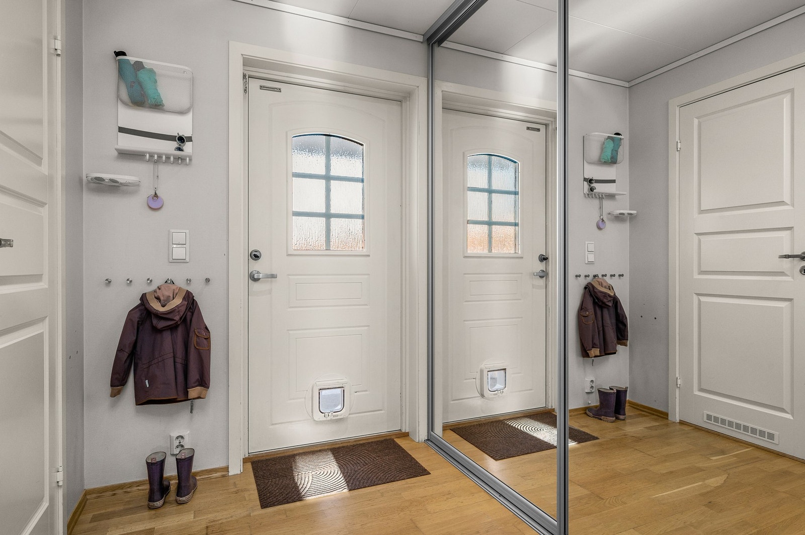 Gang/entre på ca 5,5m2 med stor skyvedørsgarderobe med speildører. Toalett og vaskerom i tilknytning til gang/entre. Galleribilde