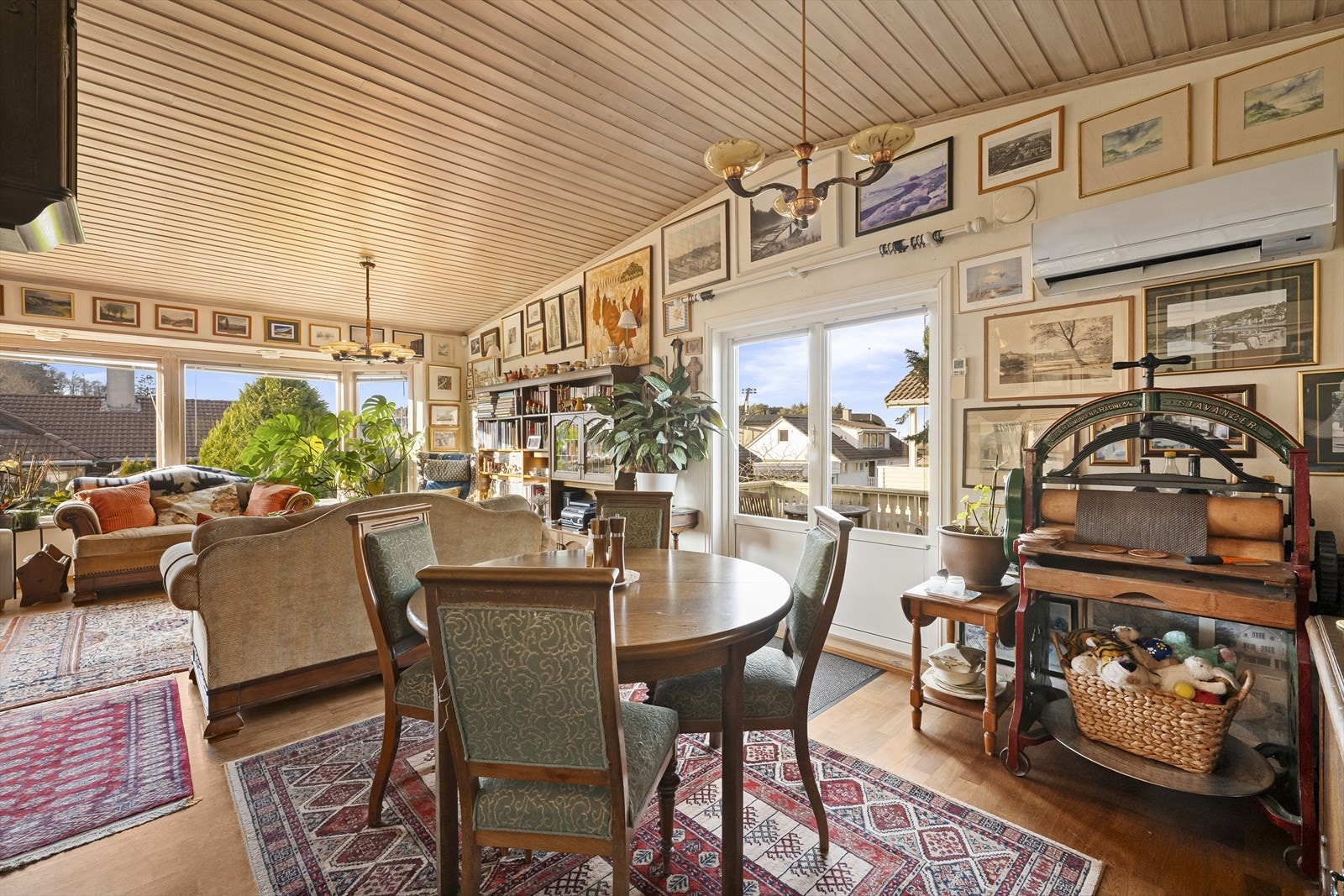 Romslig vinkelstue med dobbel glassdør ut til terrasse og hage Galleribilde