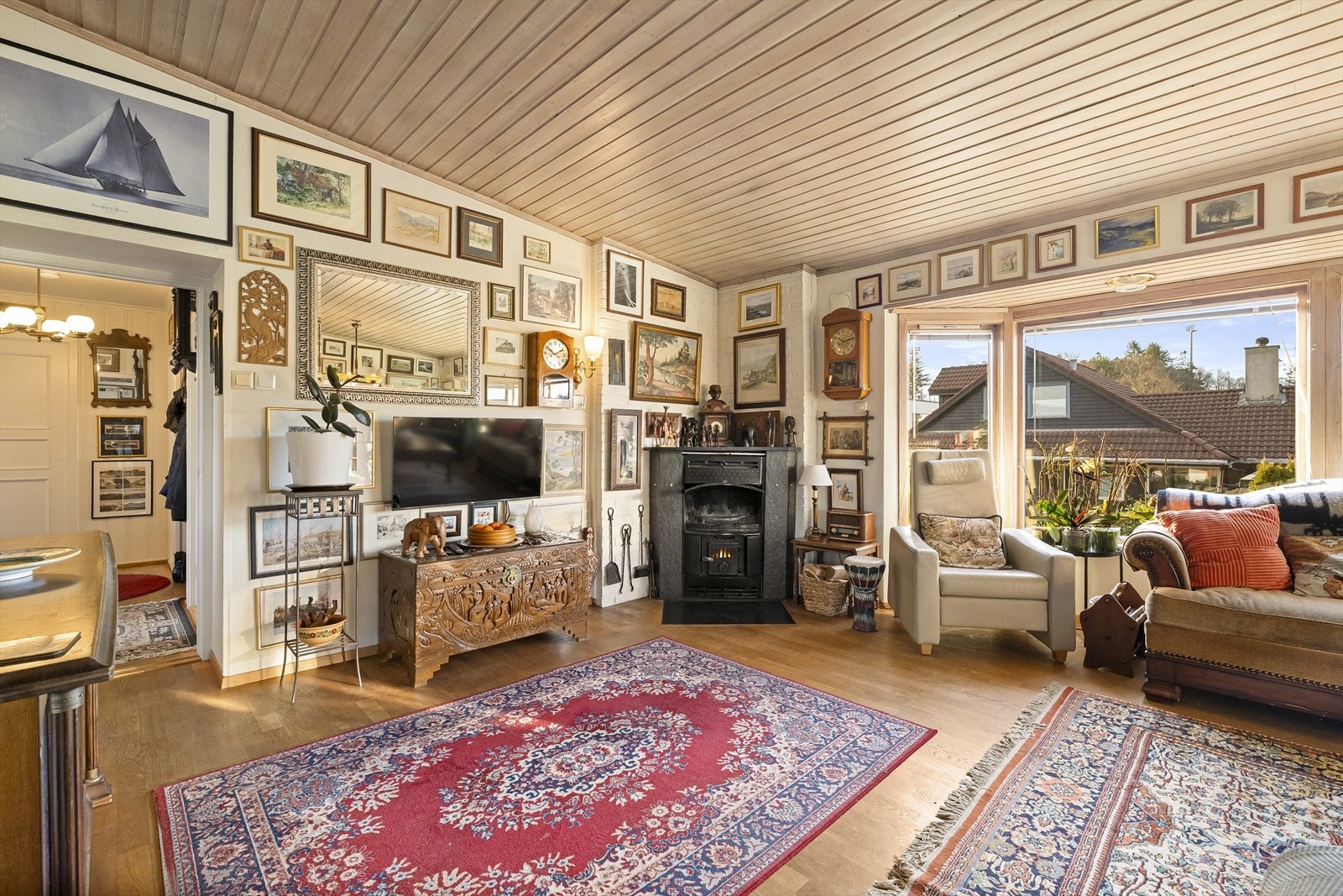 Stue med peis og varmepumpe Galleribilde