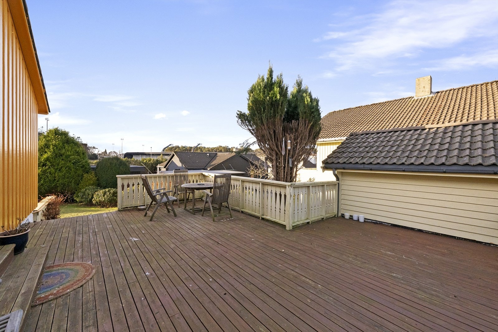 Stor, solrik terrasse Galleribilde