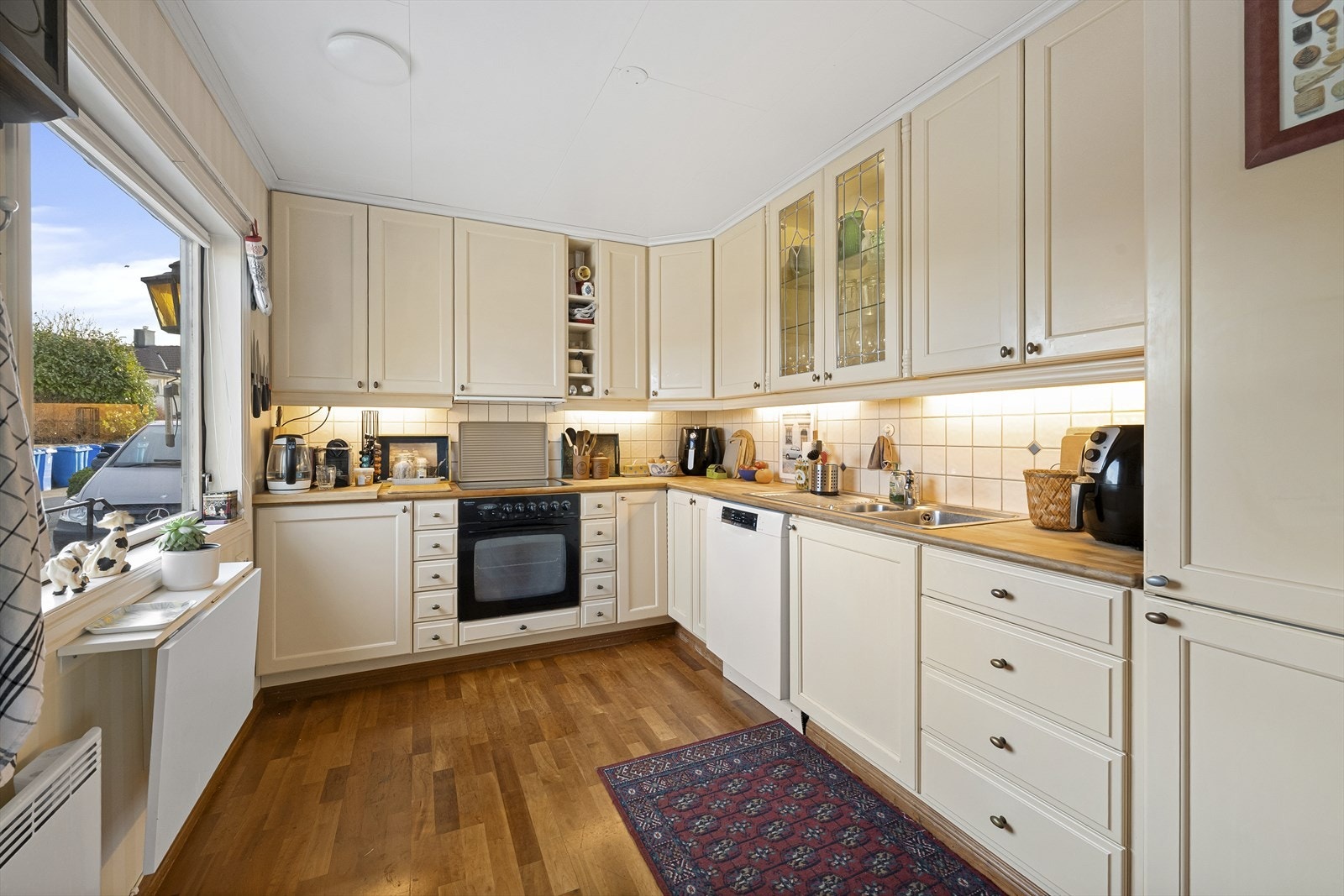 Kjøkken med hvitevarer Galleribilde