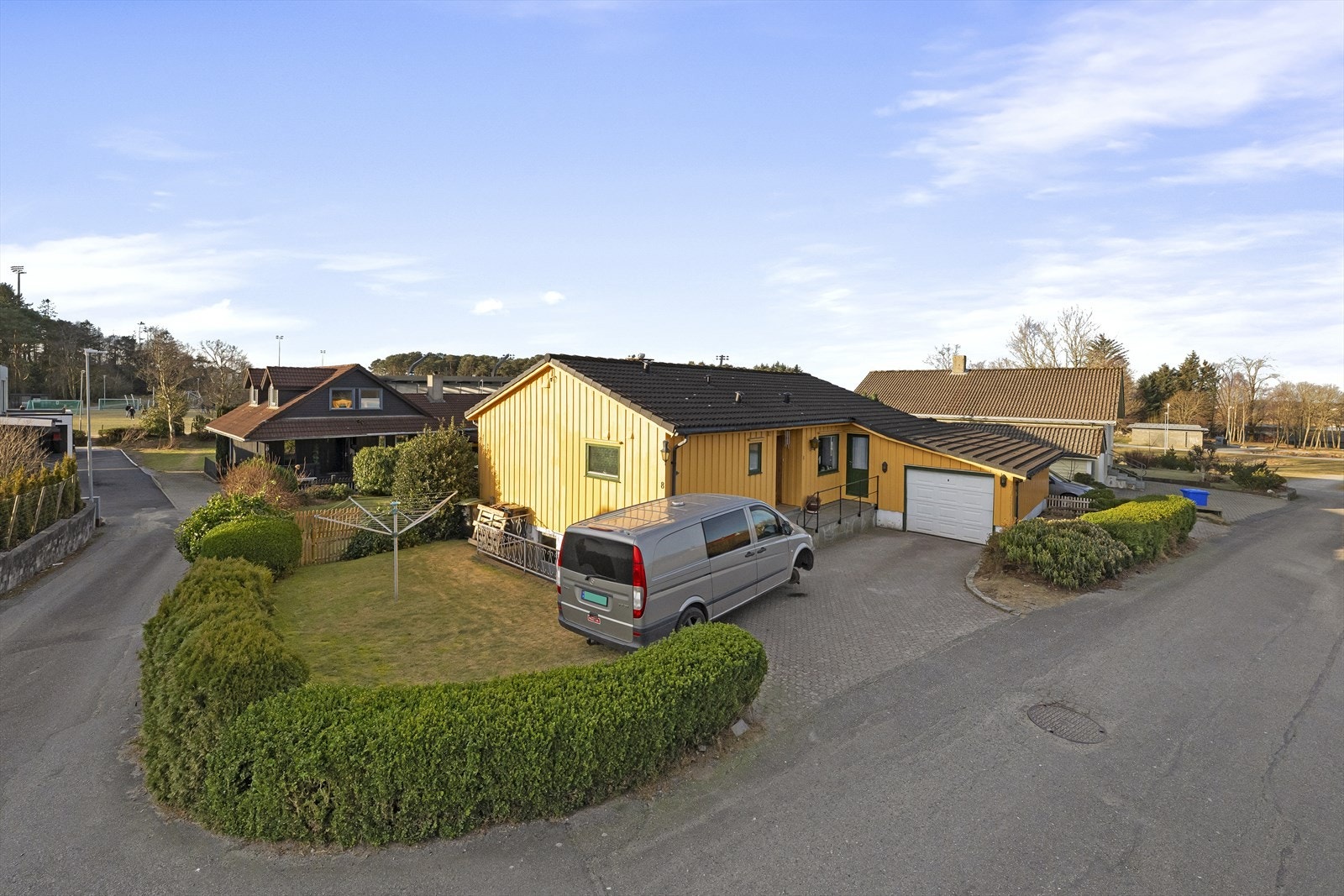 Garasje med el-port. P-plass til flere biler på tomt. Galleribilde