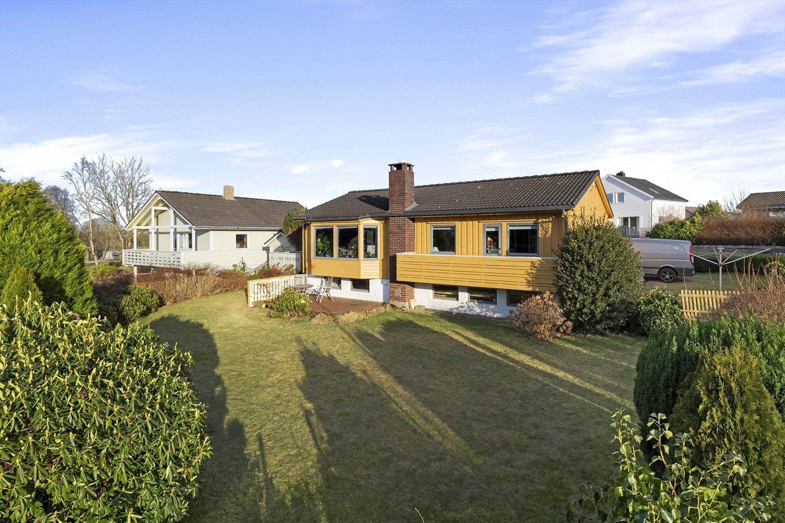 EiendomsMegler1 presenterer Gjerdeveien 8. Enebolig med stor hage i blindvei. Galleribilde