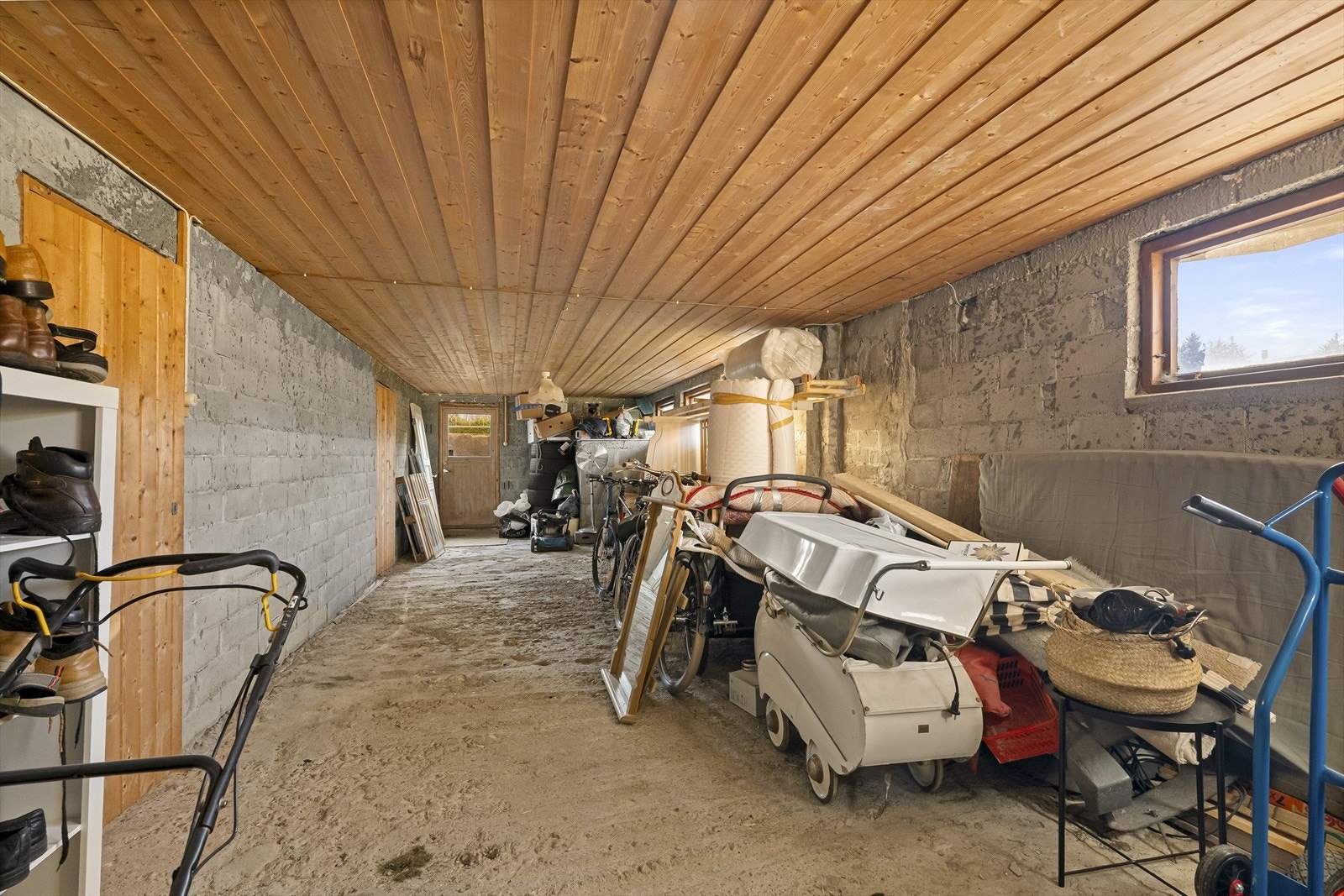 Stor kjeller med mange muligheter. Galleribilde