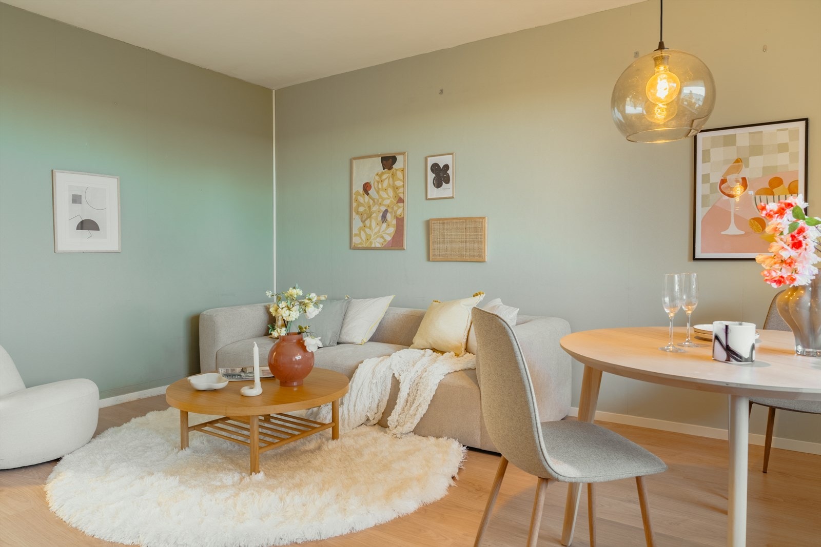 Leiligheten byr på en romslig løsning, nydelige vindusflater og lekkert fargevalg på overflatene. Galleribilde