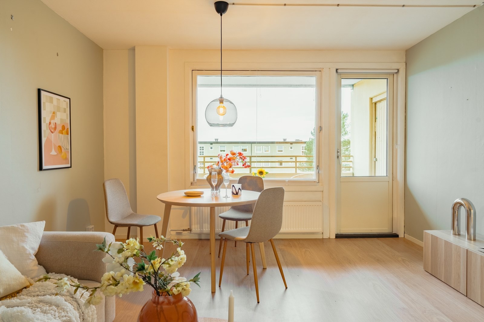 Stuens størrelse gjør det enkelt å innrede med både sofakrok og en koselig spisegruppe. Galleribilde