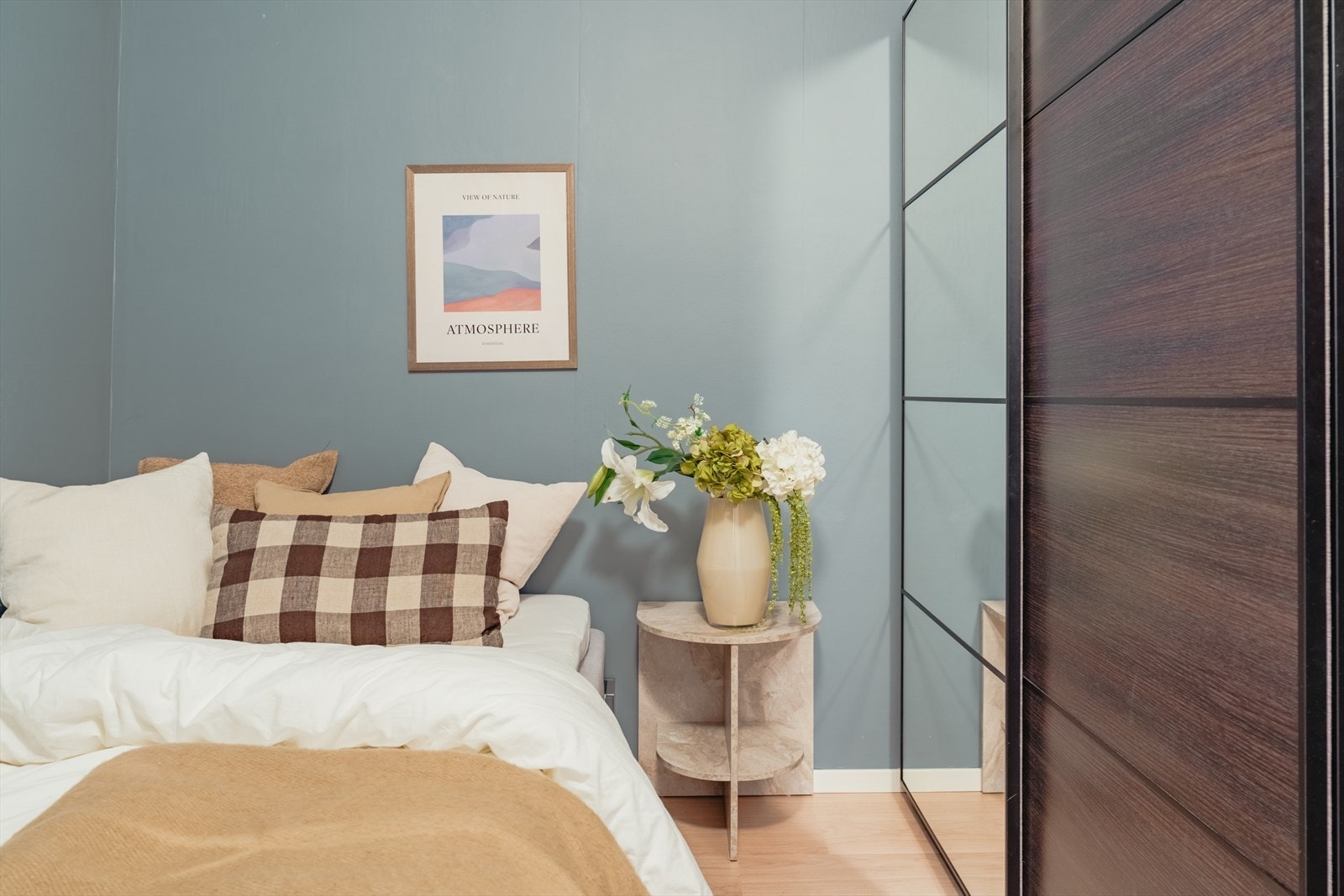 Her har man plass til dobbeltseng og nattbord, samtidig som det er montert et praktisk garderobeskap. Galleribilde