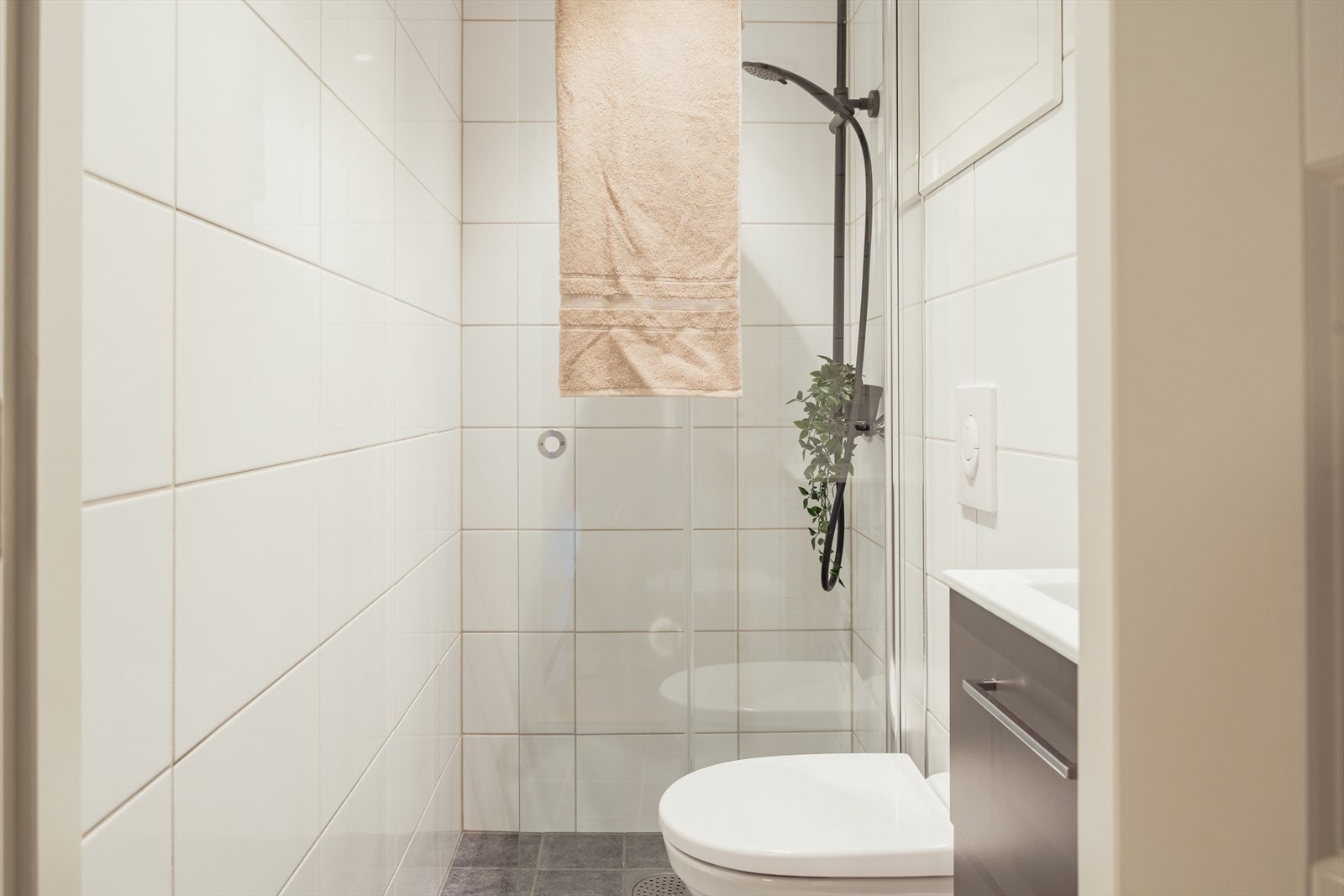 Badet og rørende ble pusset opp i 2018 i regi av borettslaget. Dette er gjort av fagfolk og dokumentasjon foreligger. Galleribilde