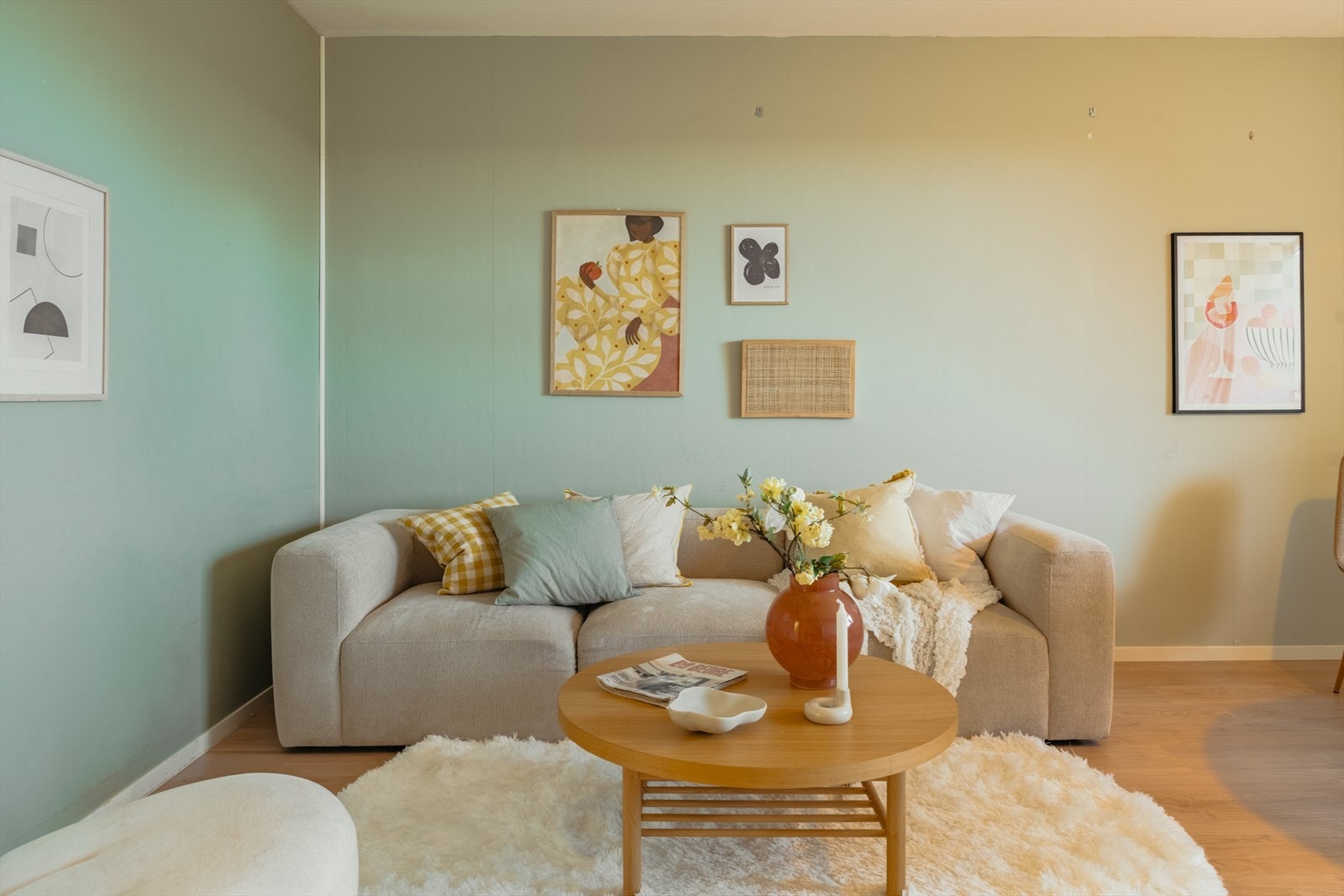 En lekker leilighet med solrik balkong. Pusset opp i 2018 og 21. Varmtvann og sentralvarme inkludert. Nærhet til "alt". Galleribilde