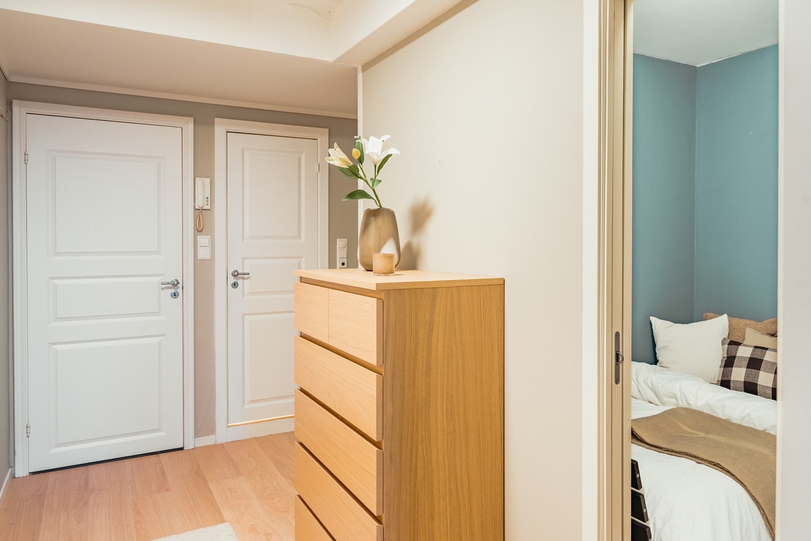 Varmtvann og sentralvarme er inkludert i felleskost. Galleribilde