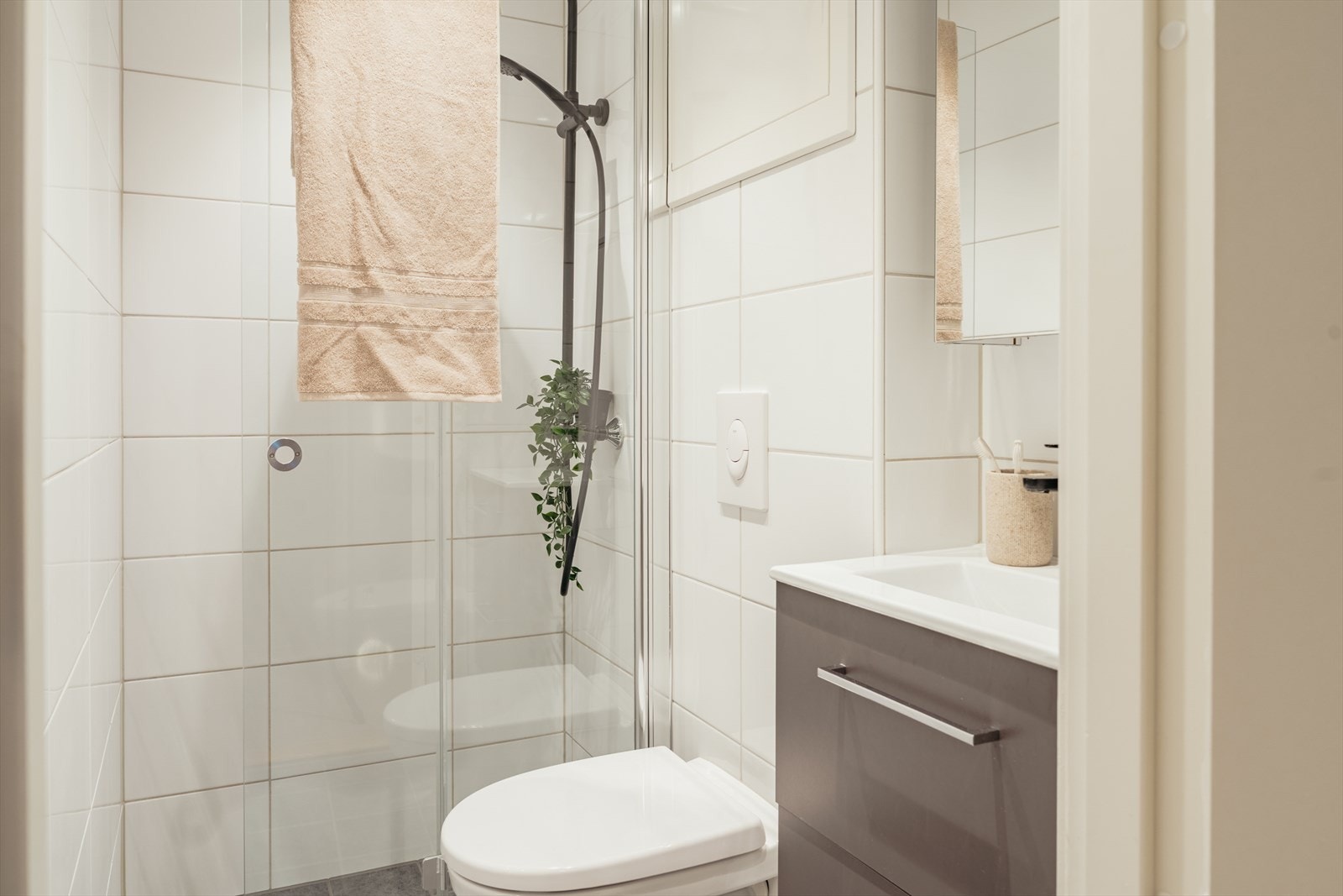 Her er det innredet med baderomsmøbel, vegghengt toalett og dusjhjørne. Galleribilde