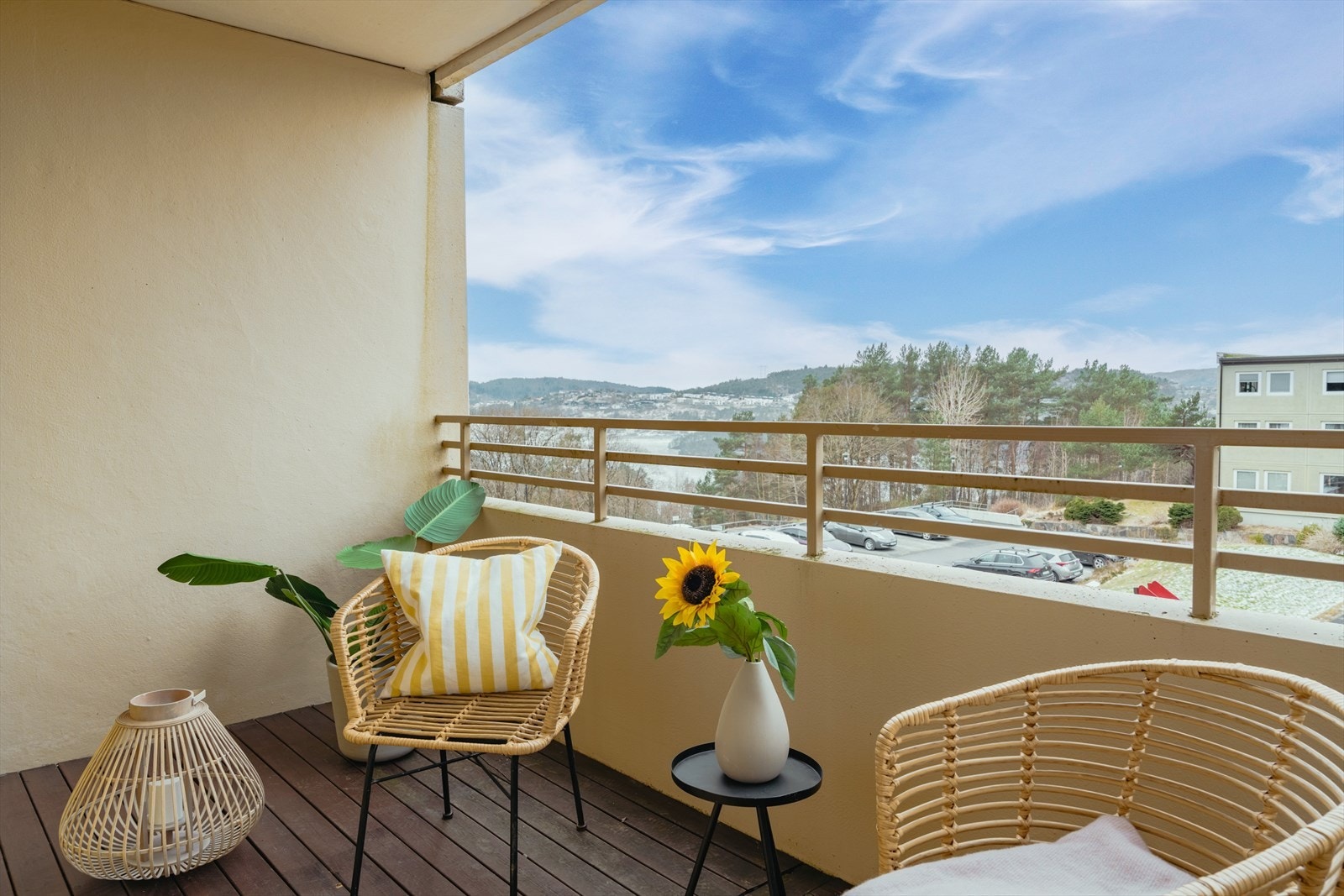 Balkongen har god plass til komfortable utemøbler og er et naturlig samlingspunkt på fine sommerdager. Galleribilde