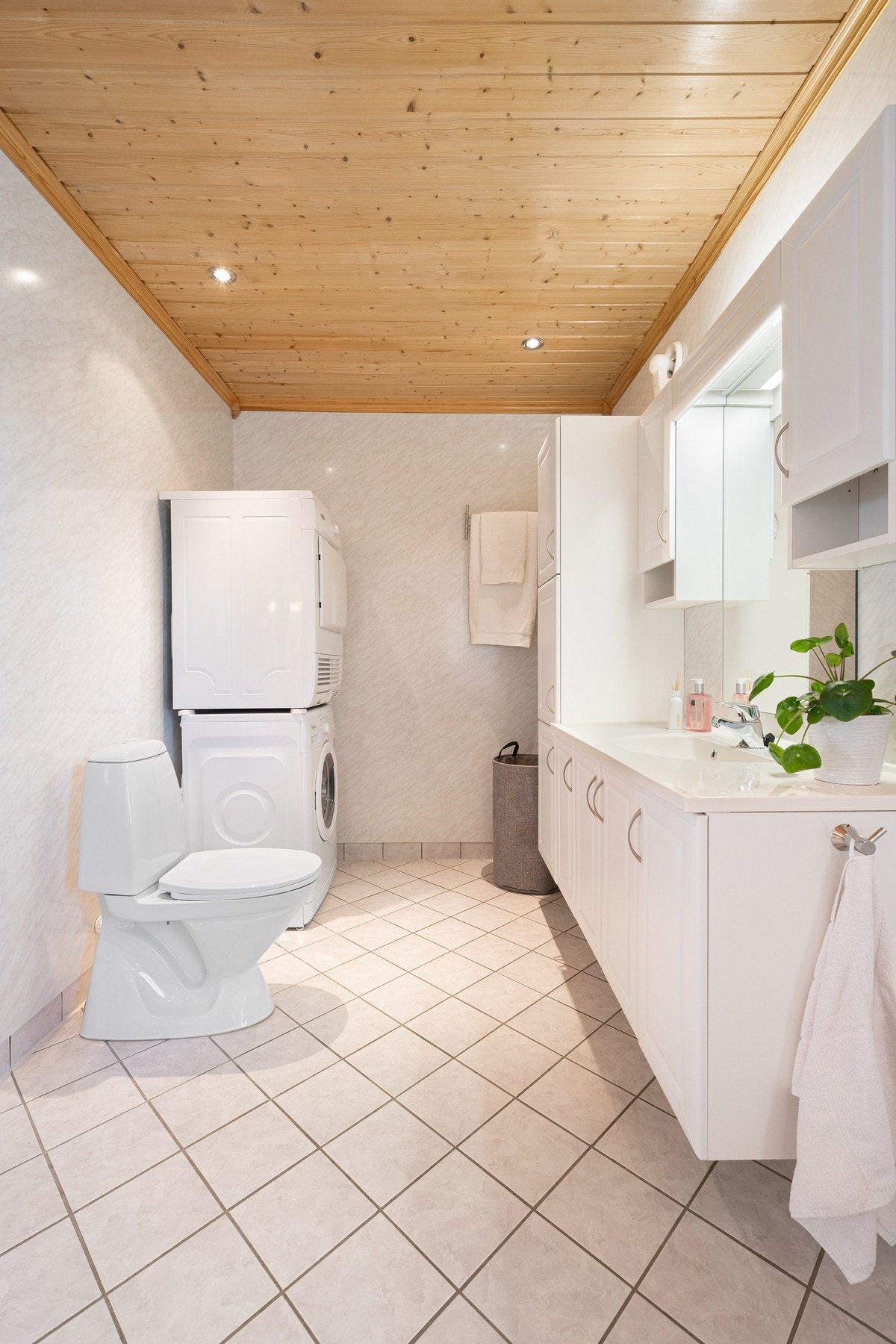 Kombinert bad og vaskerom med opplegg for vaskemaskin og tørketrommel Galleribilde